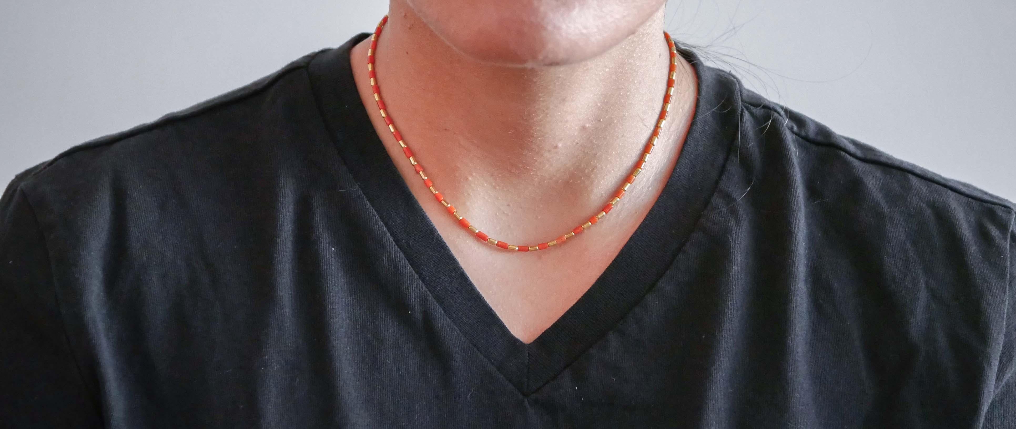 Koralle, Retrò-Halskette aus 18 Karat Gelbgold. (Gemischter Schliff) im Angebot