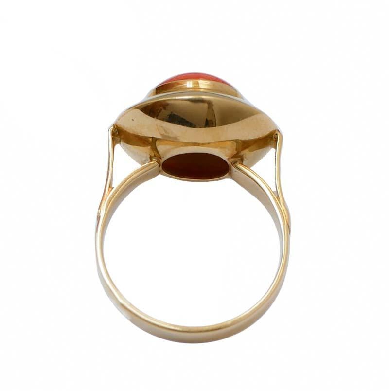 Rétro Bague en or jaune 18 carats et corail en vente