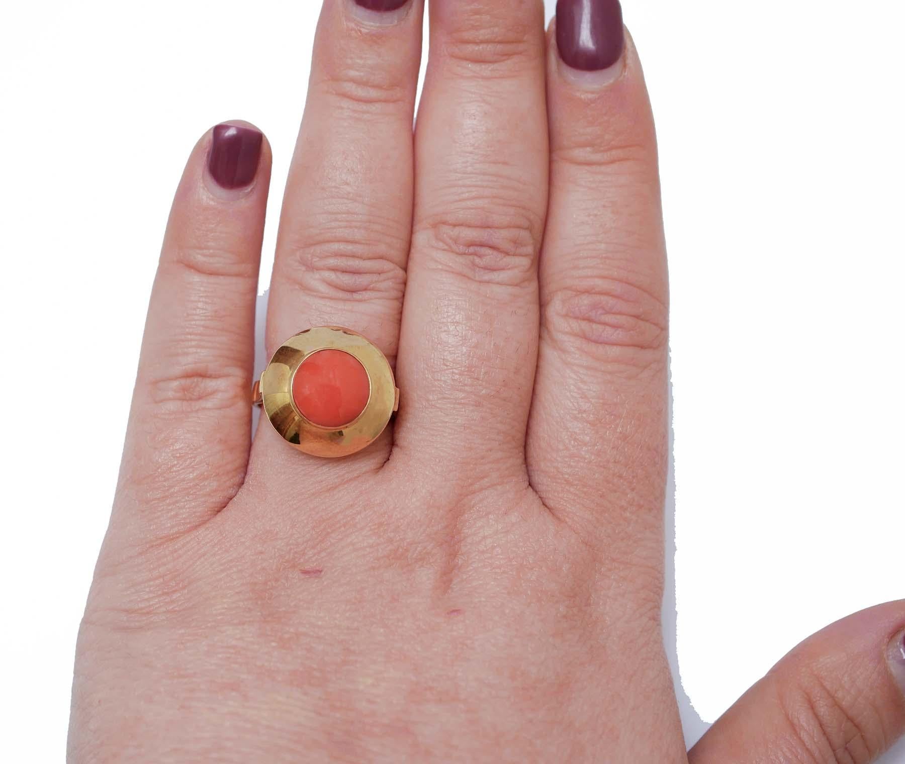Taille ronde Bague en or jaune 18 carats et corail en vente