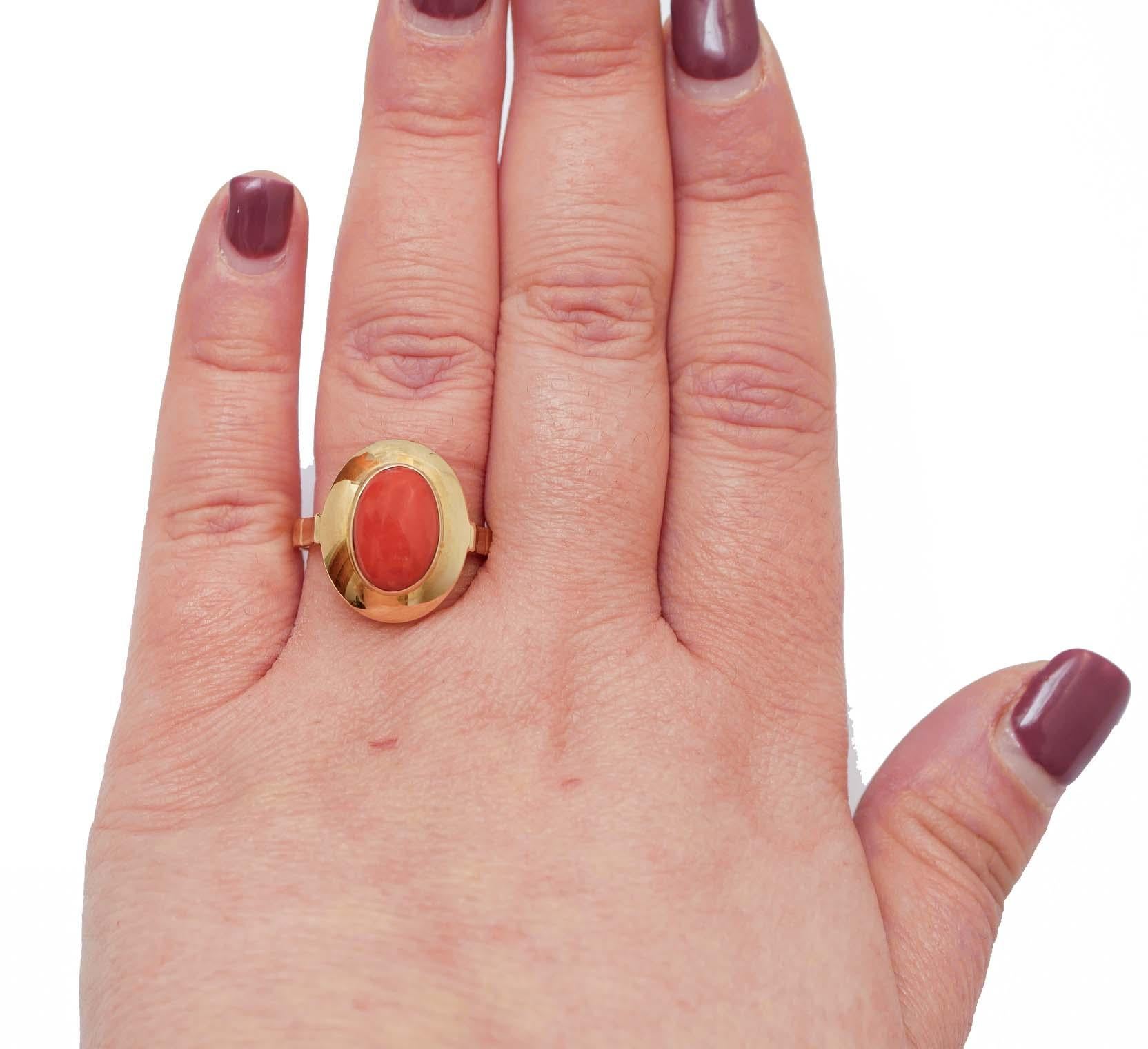 Round Cut Coral, 18 Karat Yellow Gold Ring. For Sale