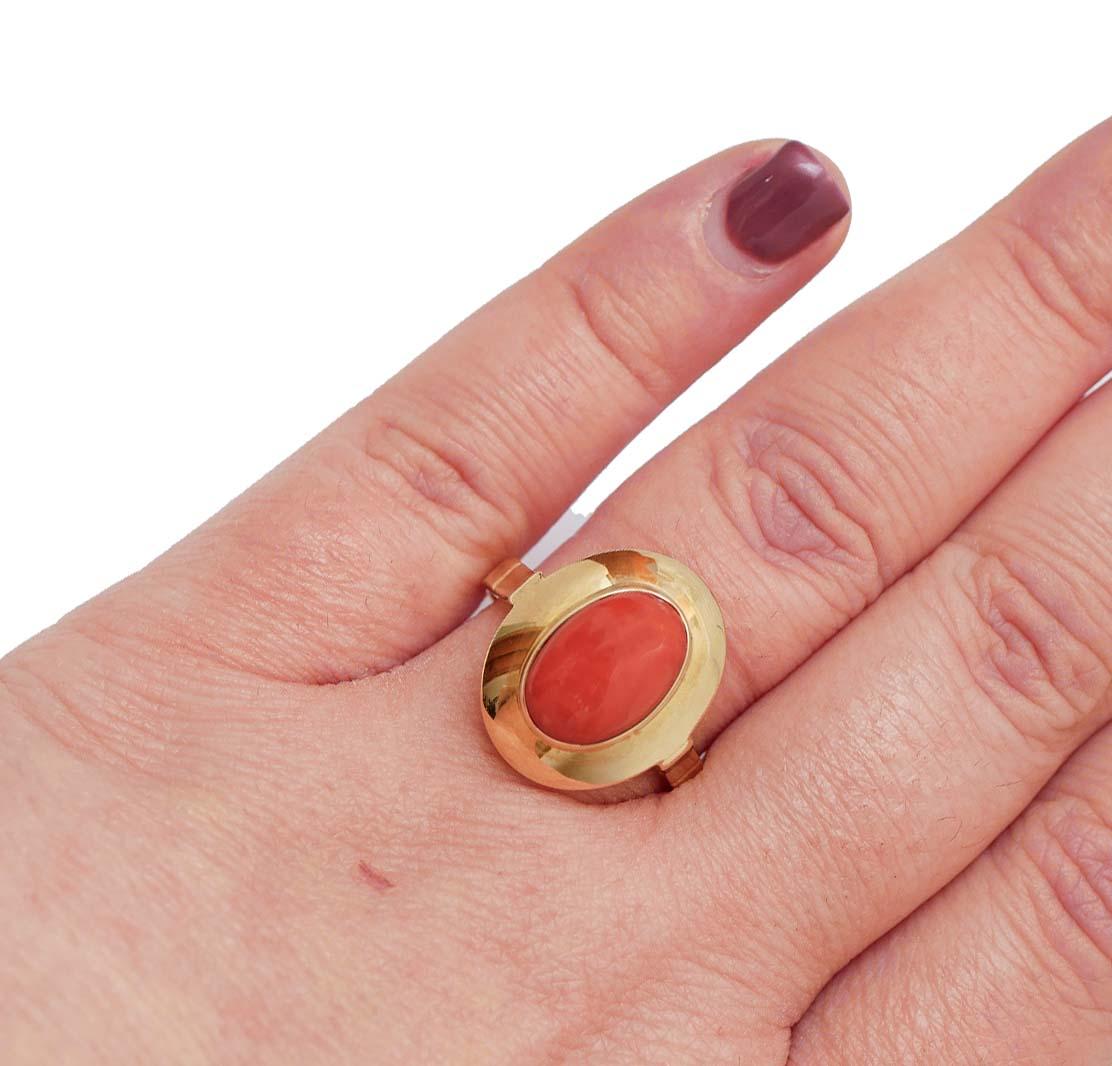 Coral, 18 Karat Yellow Gold Ring. In Good Condition For Sale In Marcianise, Marcianise (CE)