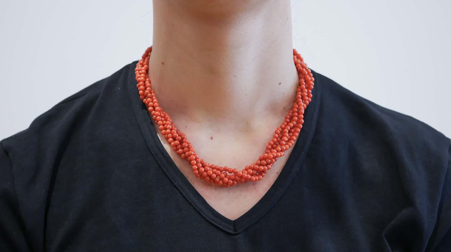 Taglio rotondo Corallo, collana Torchon in oro giallo 18 carati. in vendita