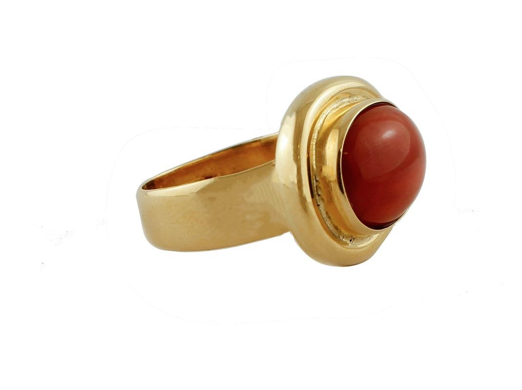 Oval Cut Coral, 18 Karat Yellow Gold Retro Ring