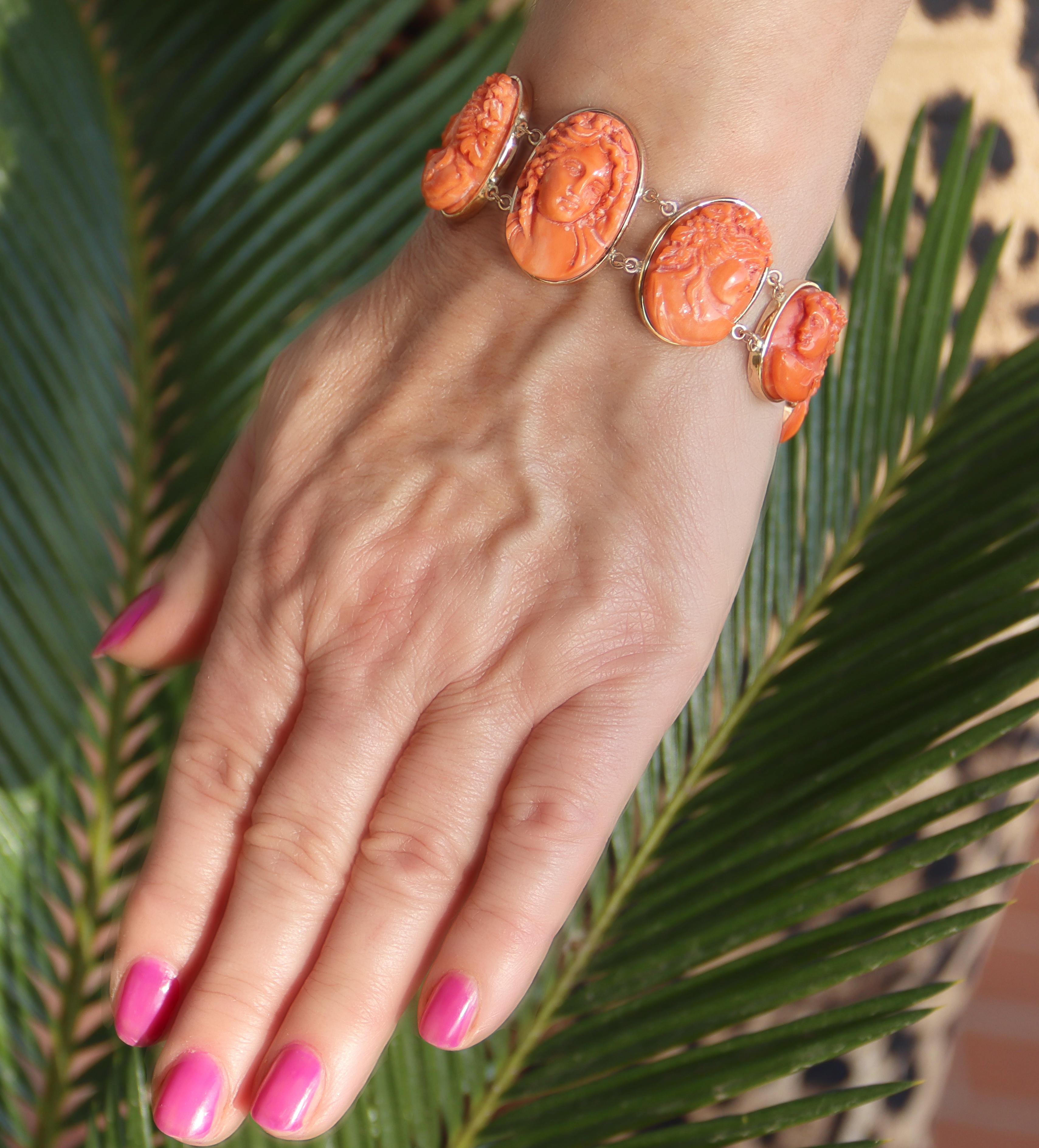 Bracelet manchette en or jaune 9 carats et corail en vente 4