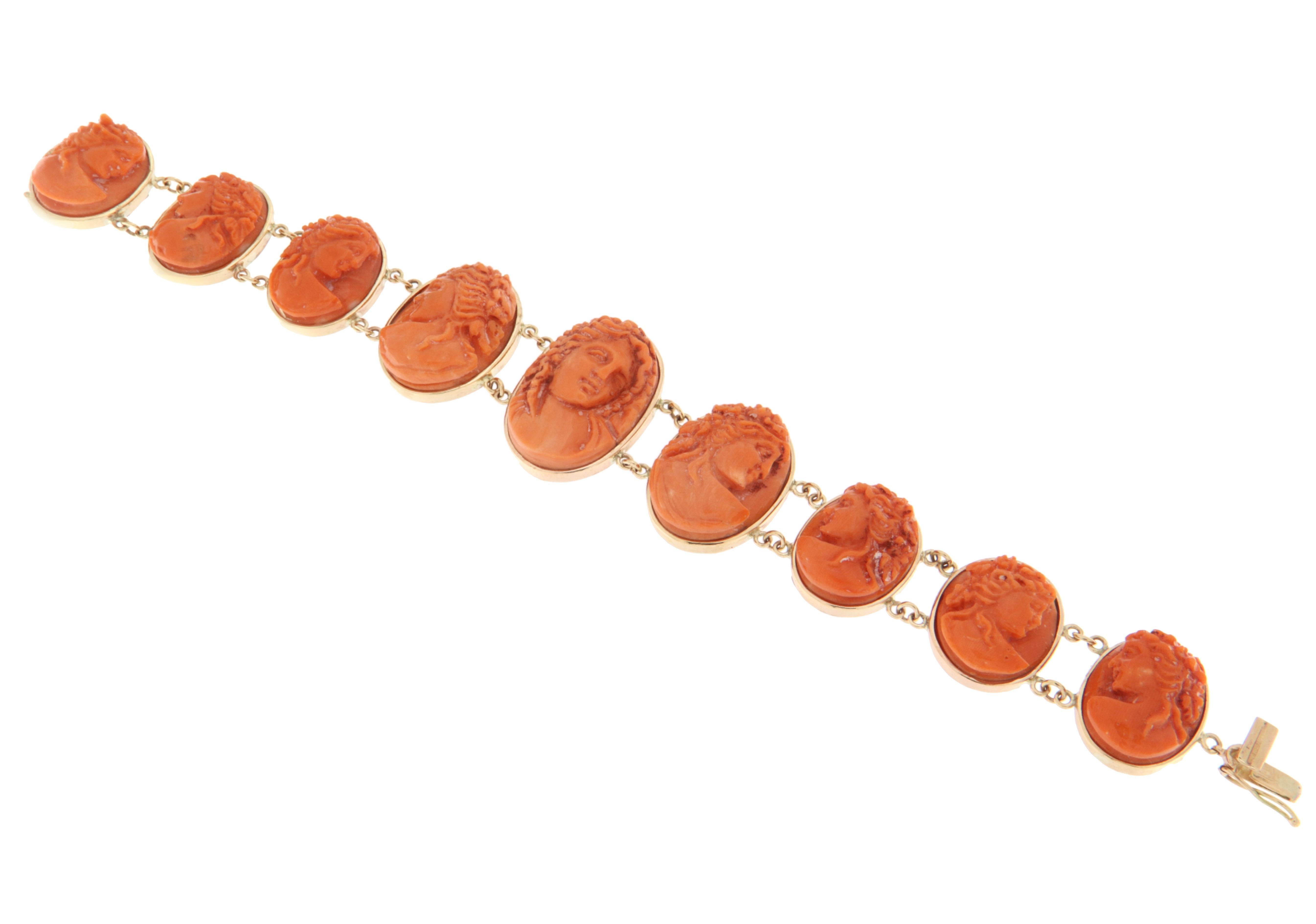 Ce bracelet exquis en or jaune 9K incarne la beauté intemporelle et le savoir-faire artisanal de la joaillerie italienne traditionnelle. Il présente une étonnante série de camées en corail naturel sculptés à la main, chacun représentant un visage