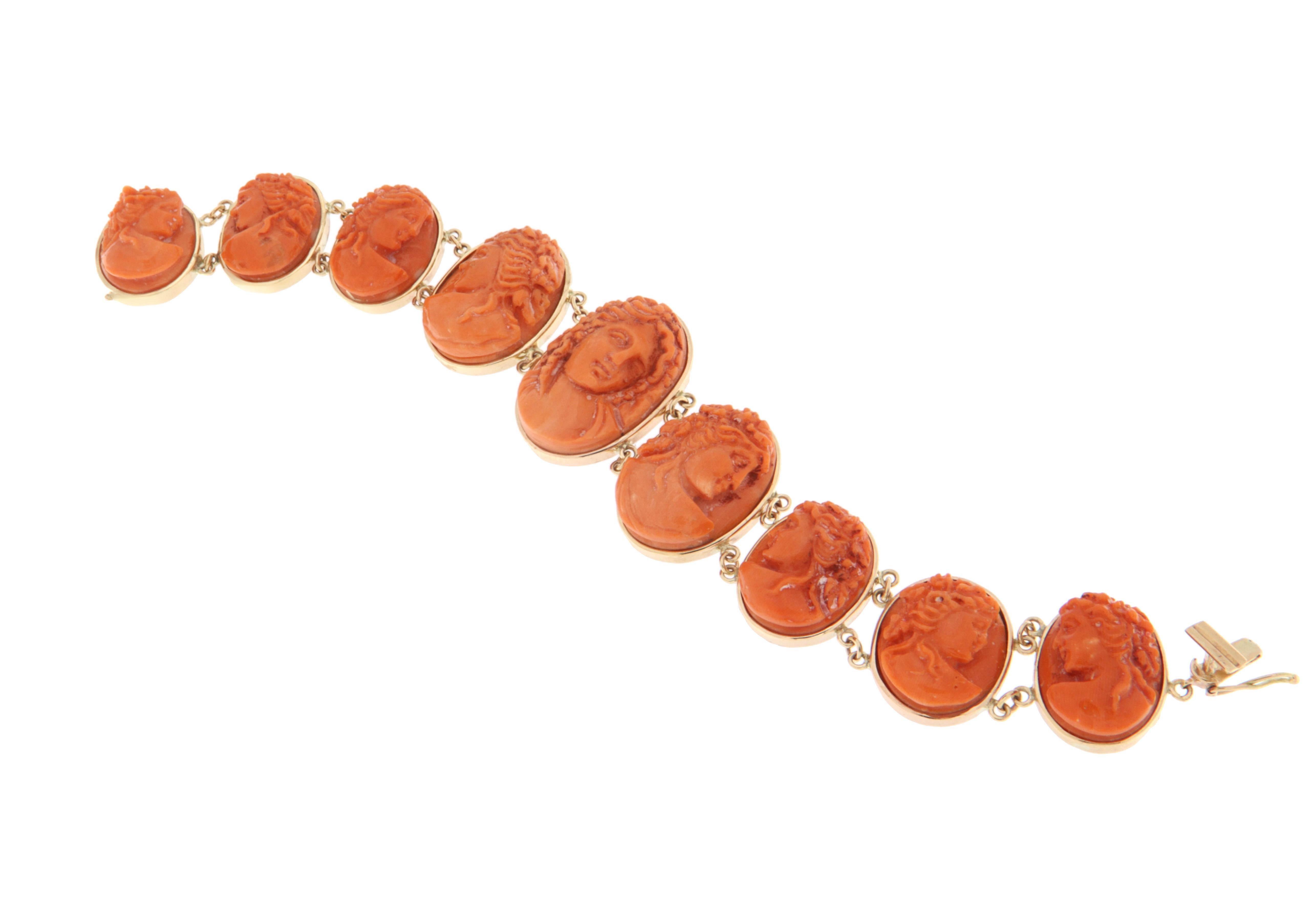 Artisan Bracelet manchette en or jaune 9 carats et corail en vente