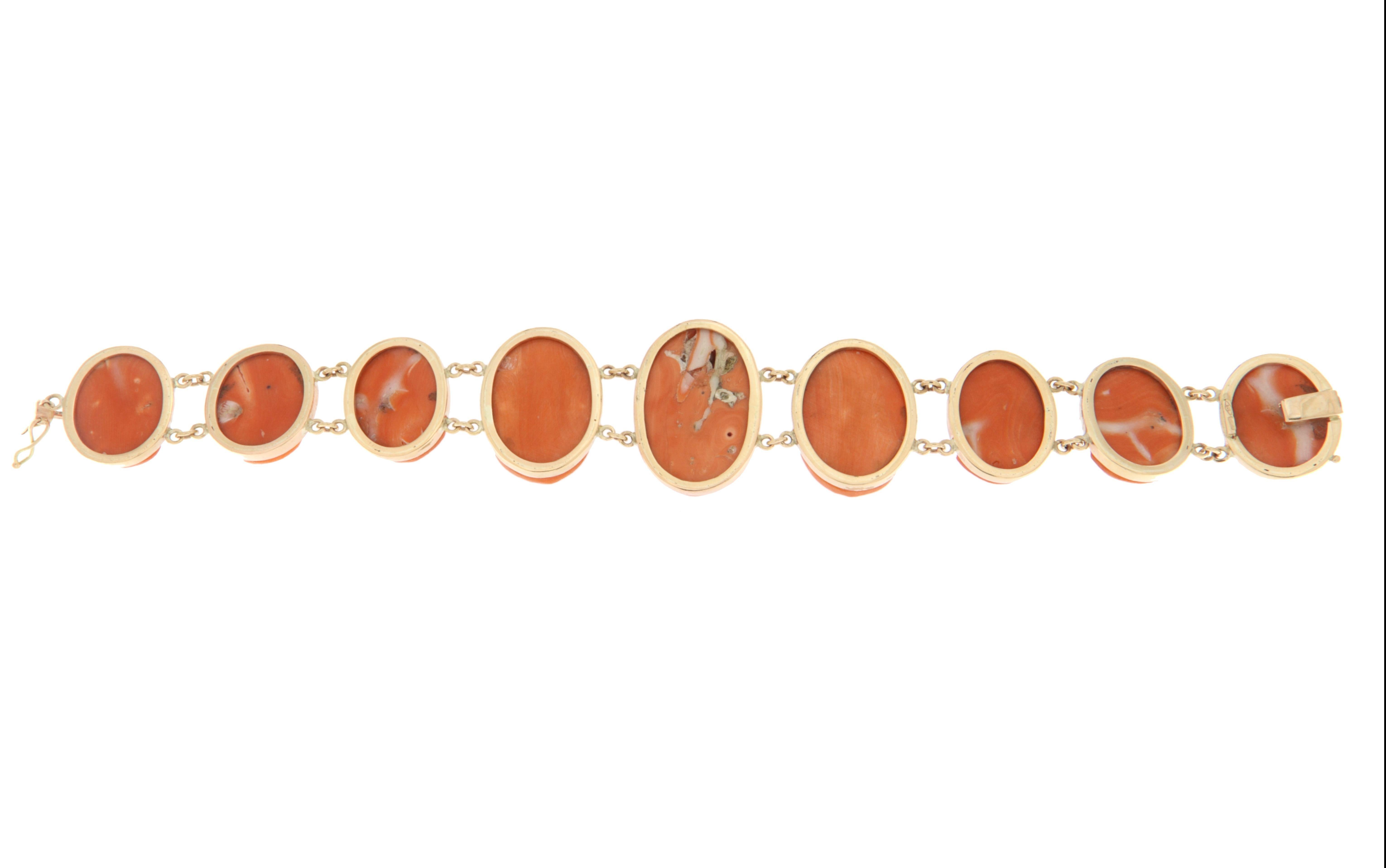 Taille mixte Bracelet manchette en or jaune 9 carats et corail en vente