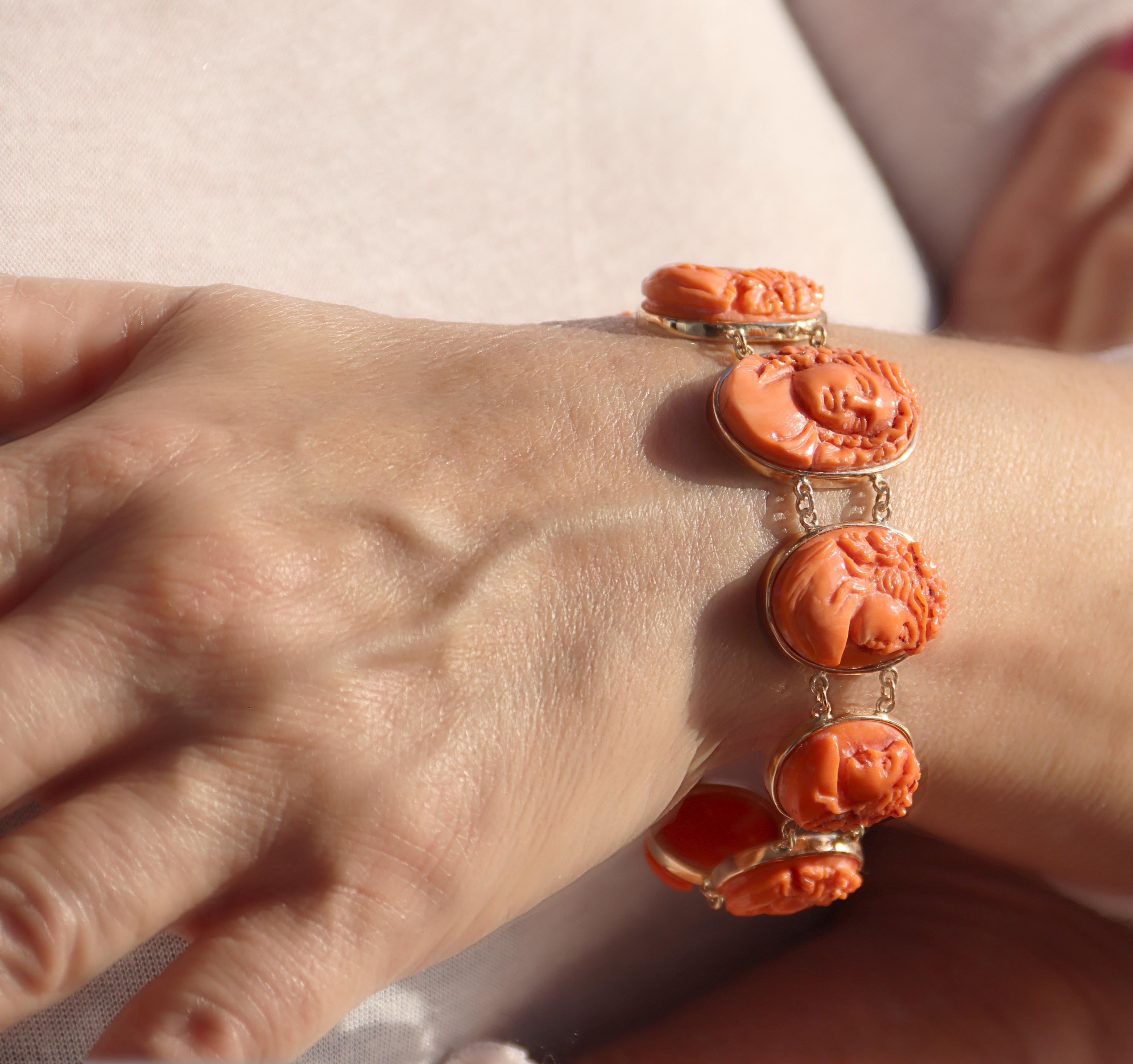 Bracelet manchette en or jaune 9 carats et corail en vente 2