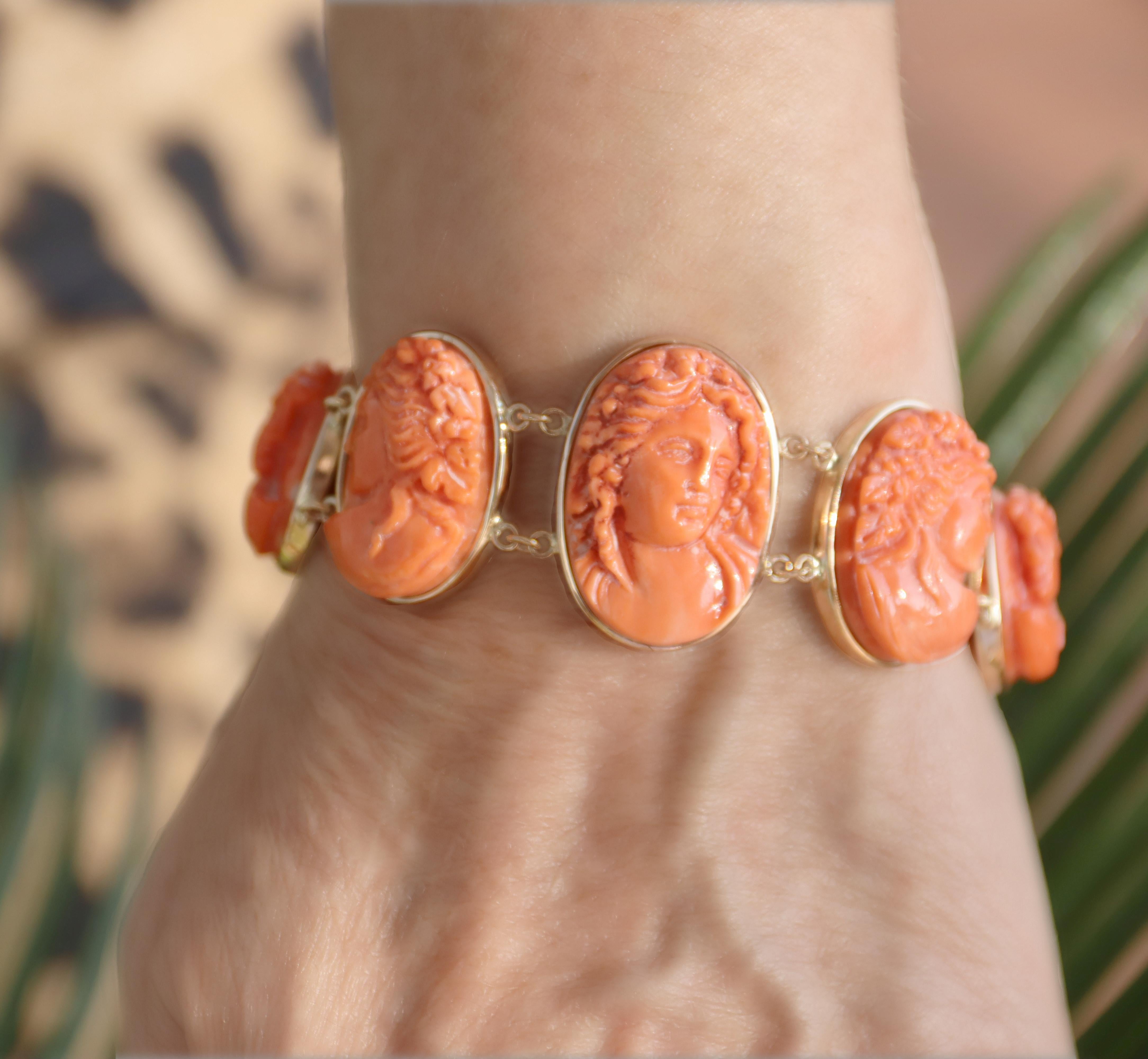Bracelet manchette en or jaune 9 carats et corail en vente 3