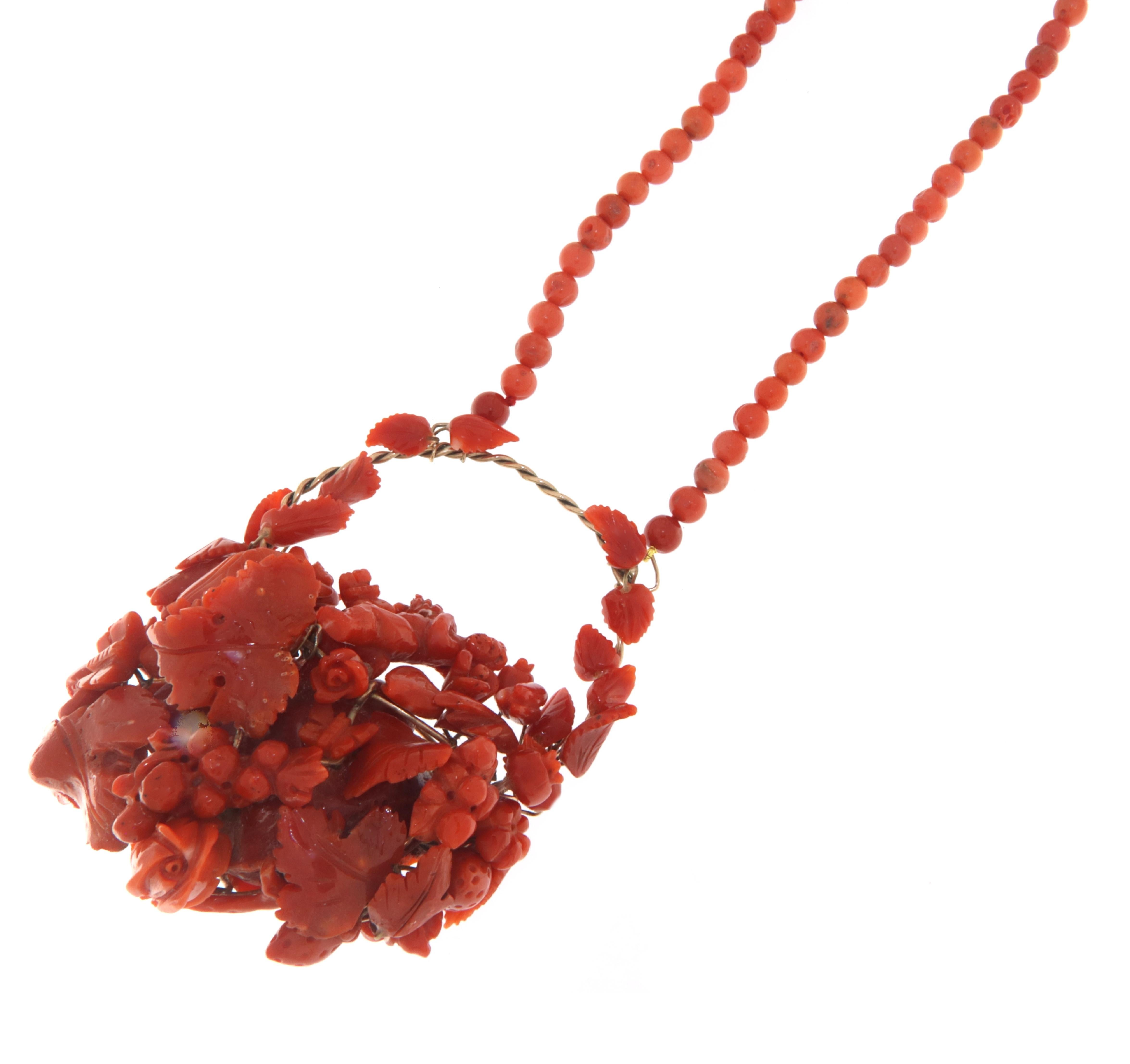 Voici un collier exceptionnel, une œuvre d'art qui allie l'élégance de l'or au charme du corail naturel. Réalisé de main de maître, ce collier présente une chaîne de corail en relief, soutenue par des éléments en or 18 carats et 9 carats qui