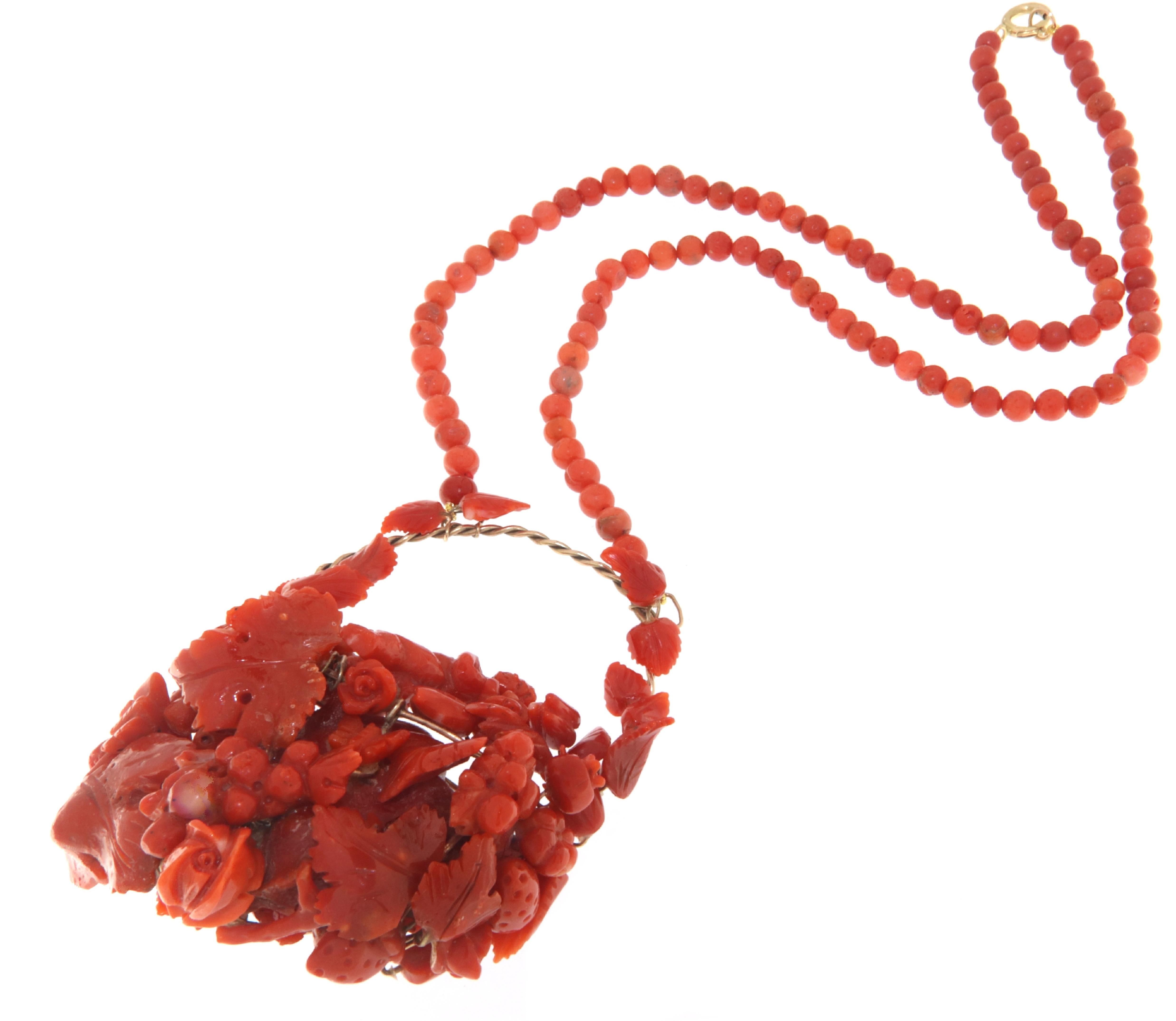 Artisan Collier à pendentif en or jaune 9 carats et corail en vente