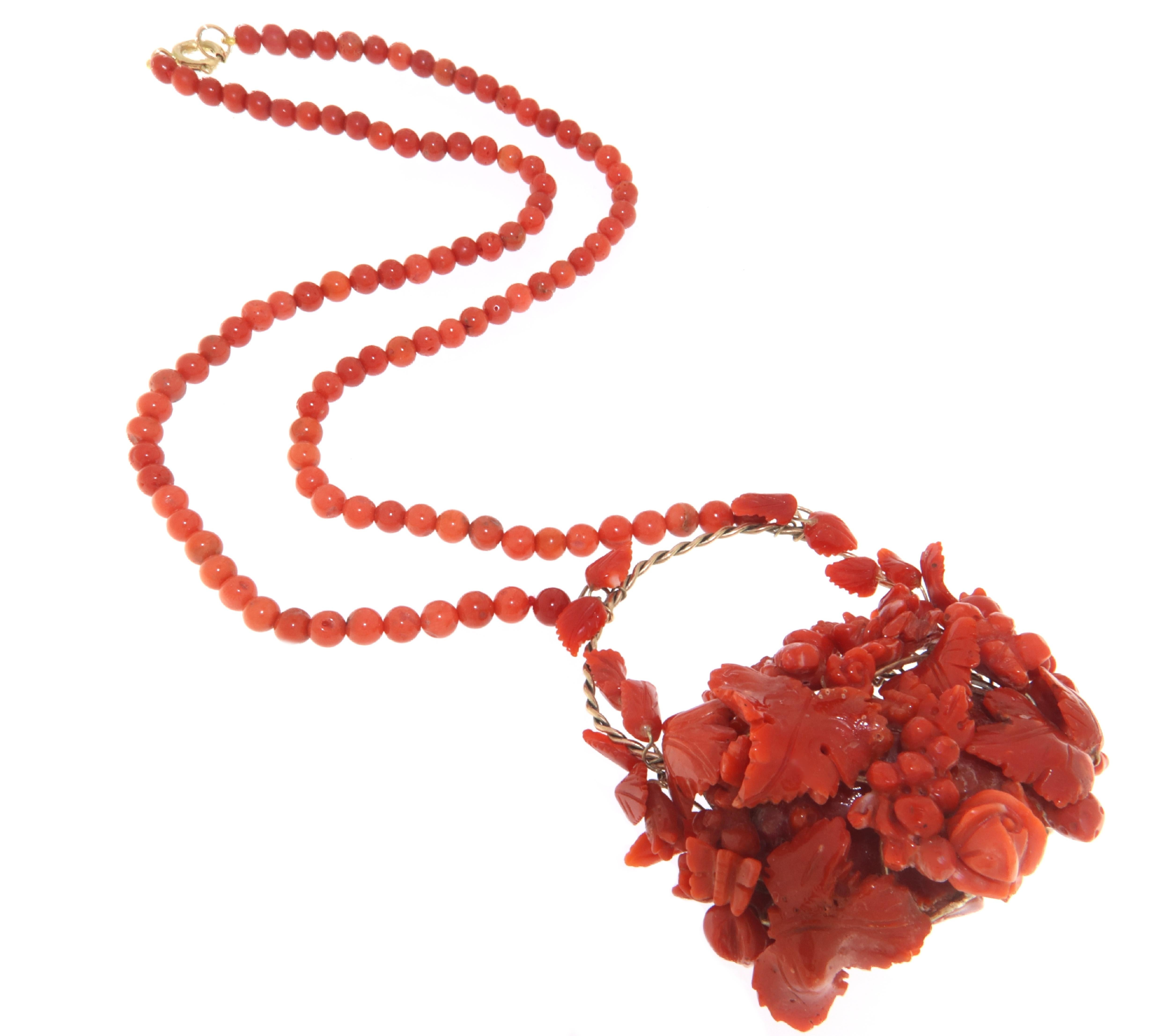 Taille mixte Collier à pendentif en or jaune 9 carats et corail en vente