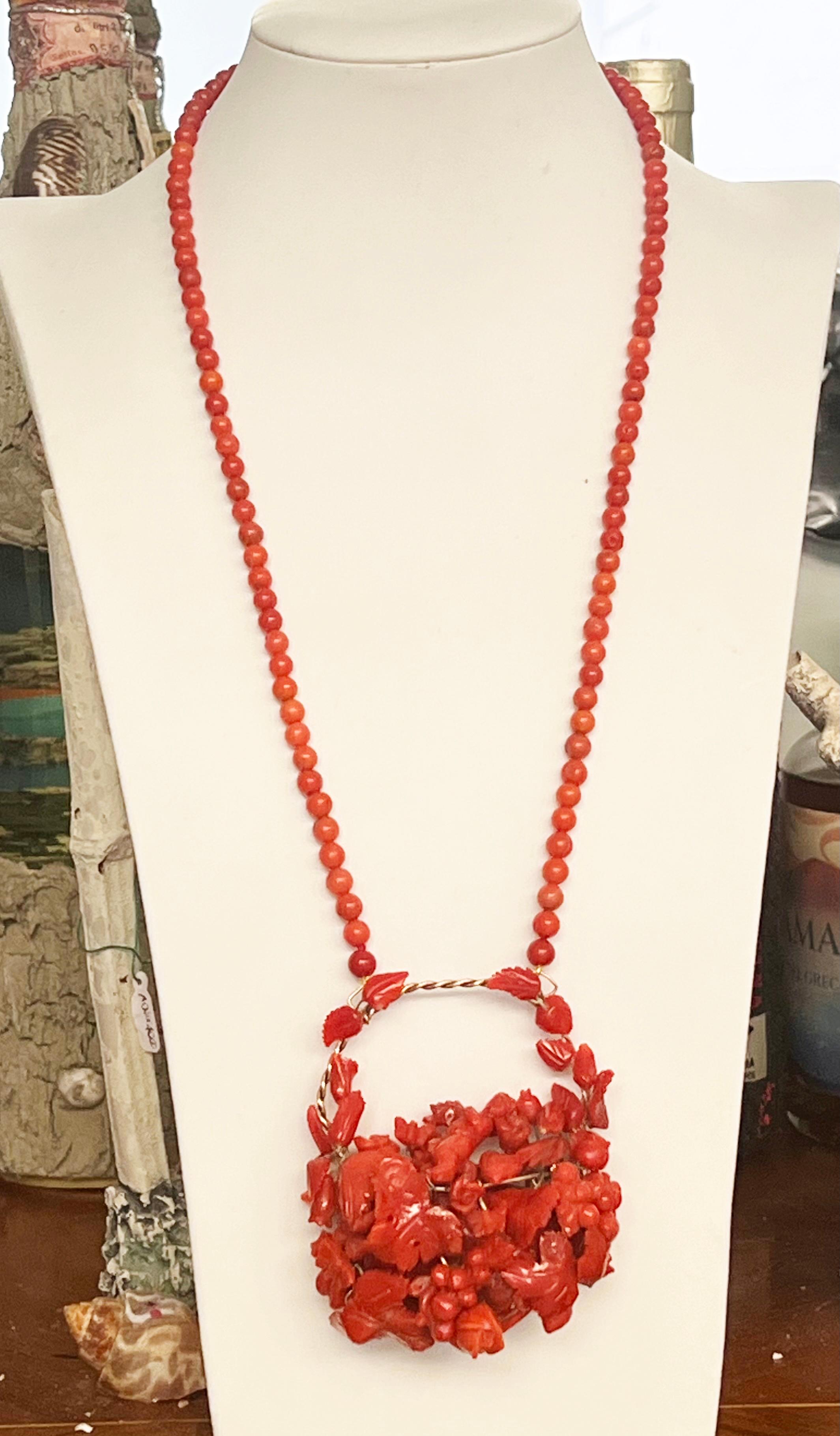 Collier à pendentif en or jaune 9 carats et corail Pour femmes en vente