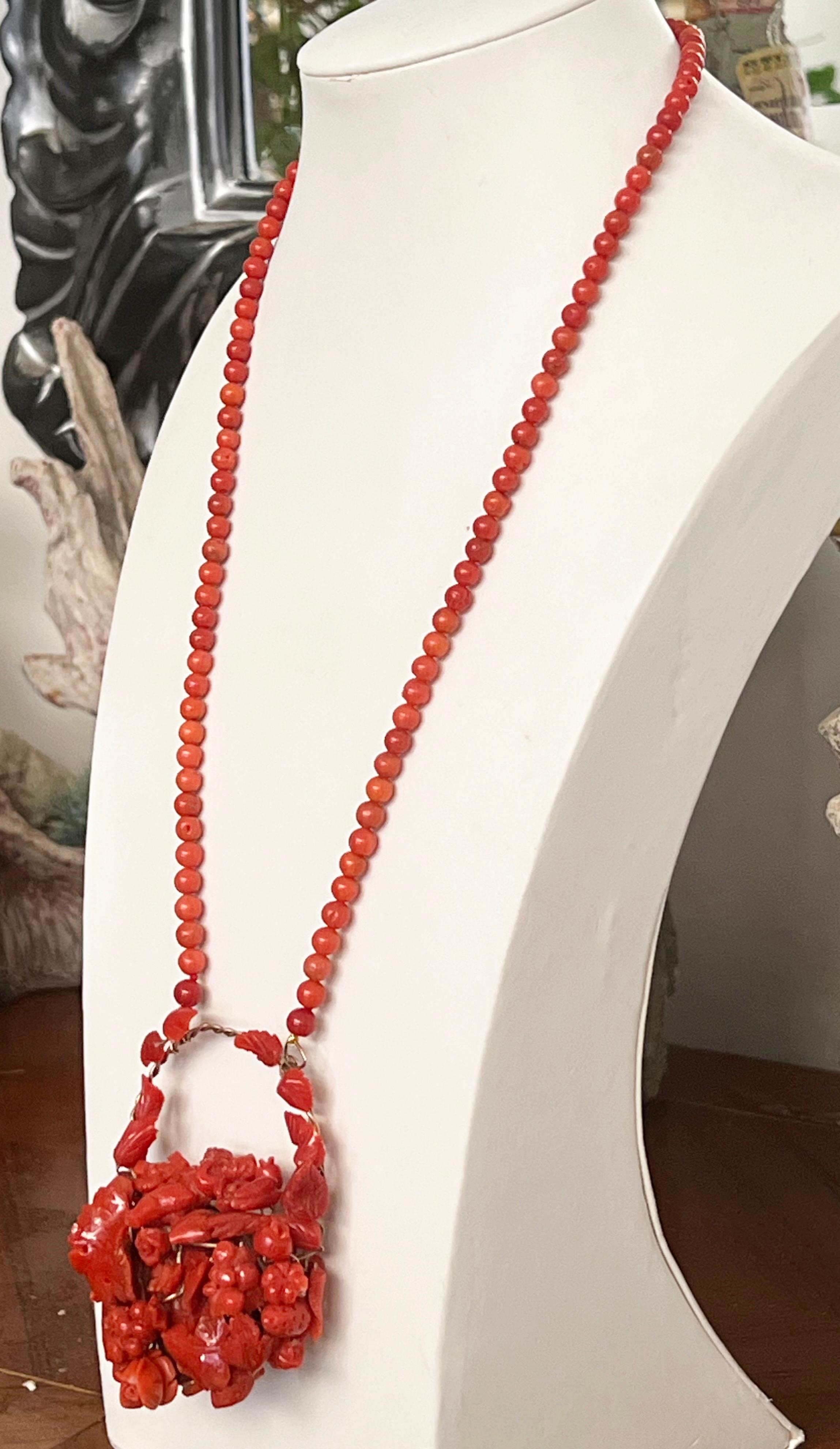 Collier à pendentif en or jaune 9 carats et corail en vente 1