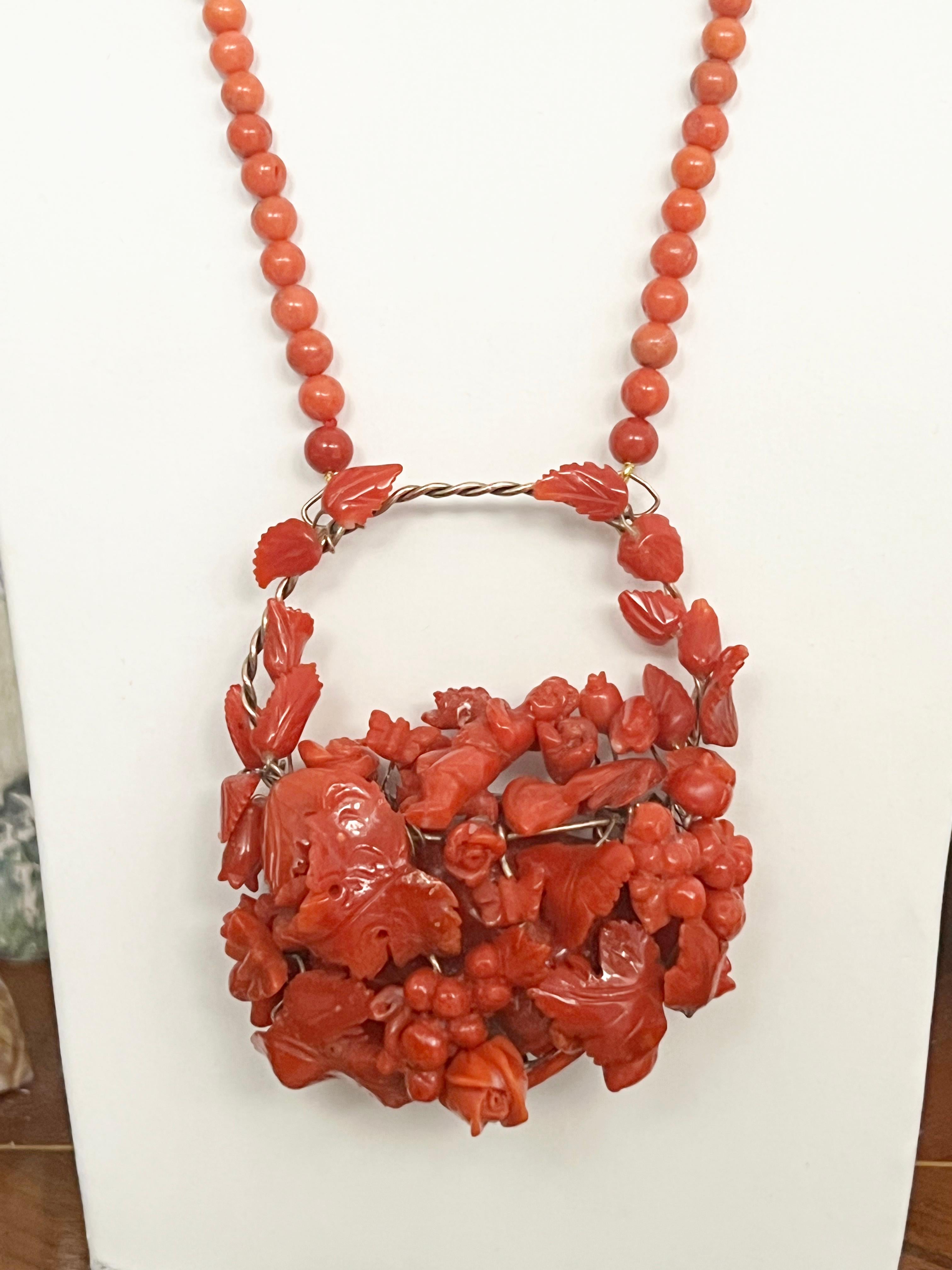 Collier à pendentif en or jaune 9 carats et corail en vente 2
