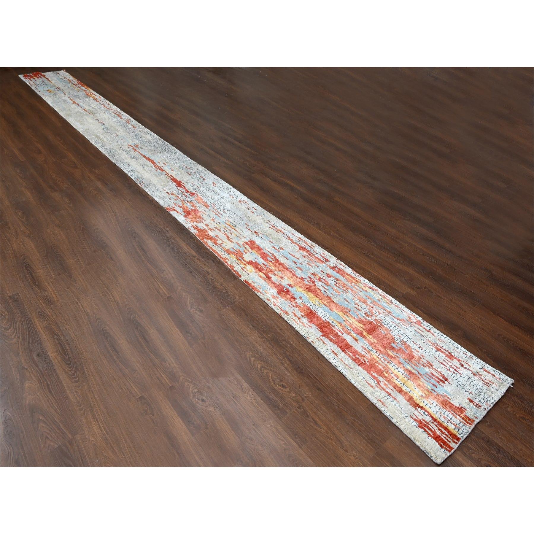 Corallo scuro e grigio nuvola, disegno astratto con mosaico di fuoco, annodato a mano, lana e seta, runner XL, tappeto orientale
Materiali primari: Lana e seta
Lattice: No Pile 
altezza: 0,25 pollici
Stile: Contemporaneo
Colore primario: