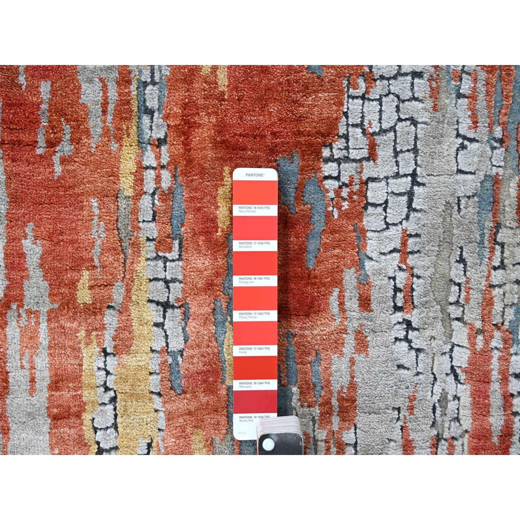 Indiano Tappeto Runner in lana e seta annodato a mano con disegno astratto corallo e mosaico di fuoco in vendita