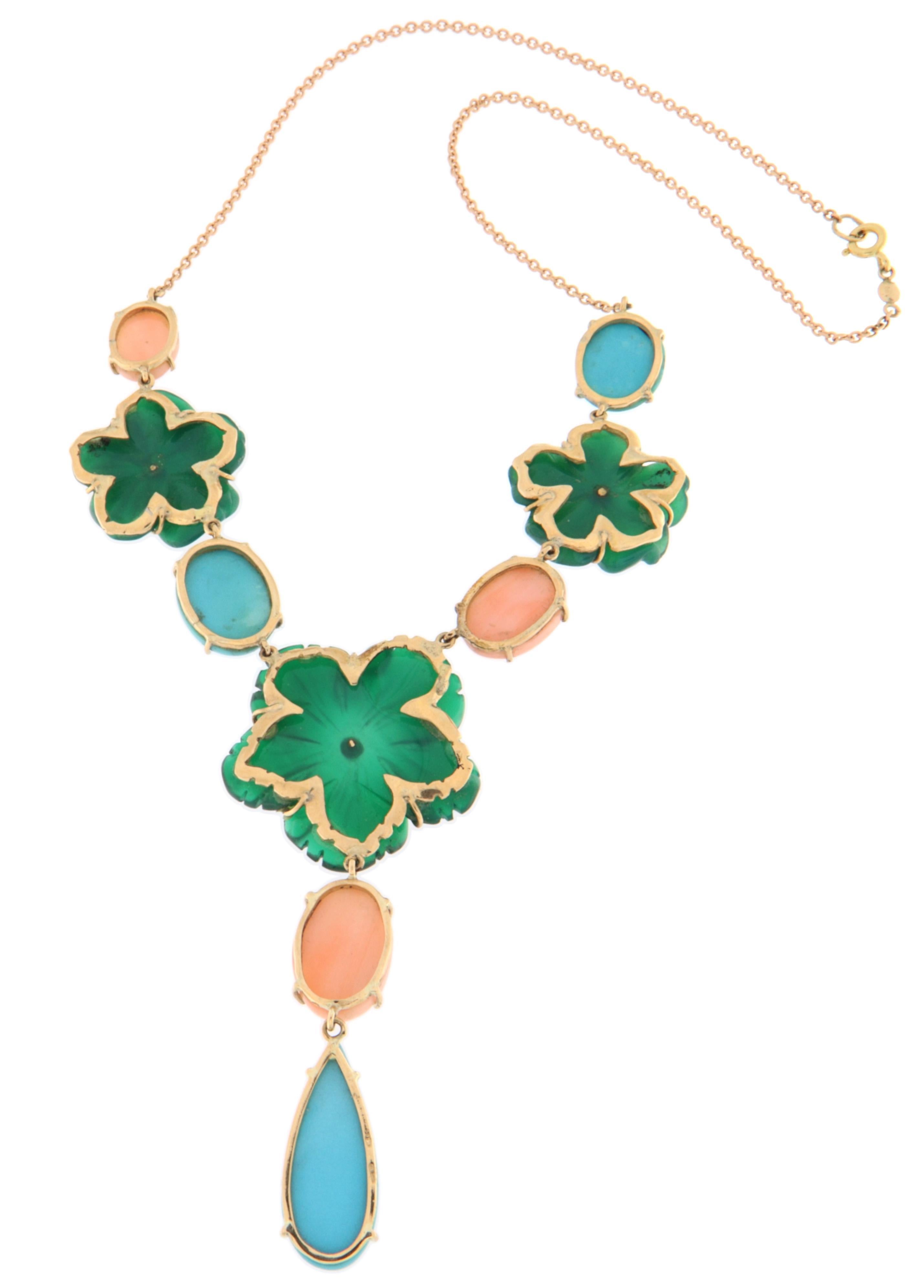 Este impresionante collar es un homenaje a la elegancia y a la belleza natural de las piedras preciosas finamente seleccionadas, reunidas en una pieza verdaderamente única. Realizada en oro amarillo de 14 quilates, presenta tres flores de ágata