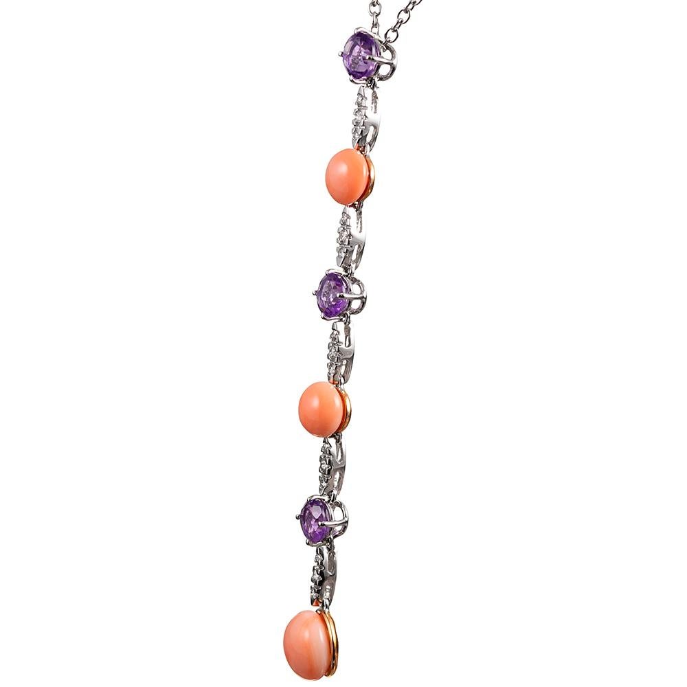 Eine verspielte, moderne Kreation, bei der sich runde, facettierte Amethyste und Korallencabochons mit navettenförmigen Diamantgliedern abwechseln, die in einem Y-förmigen Lariat hängen. Die Halskette ist aus 18 Karat Weißgold gefertigt und mit 0,35