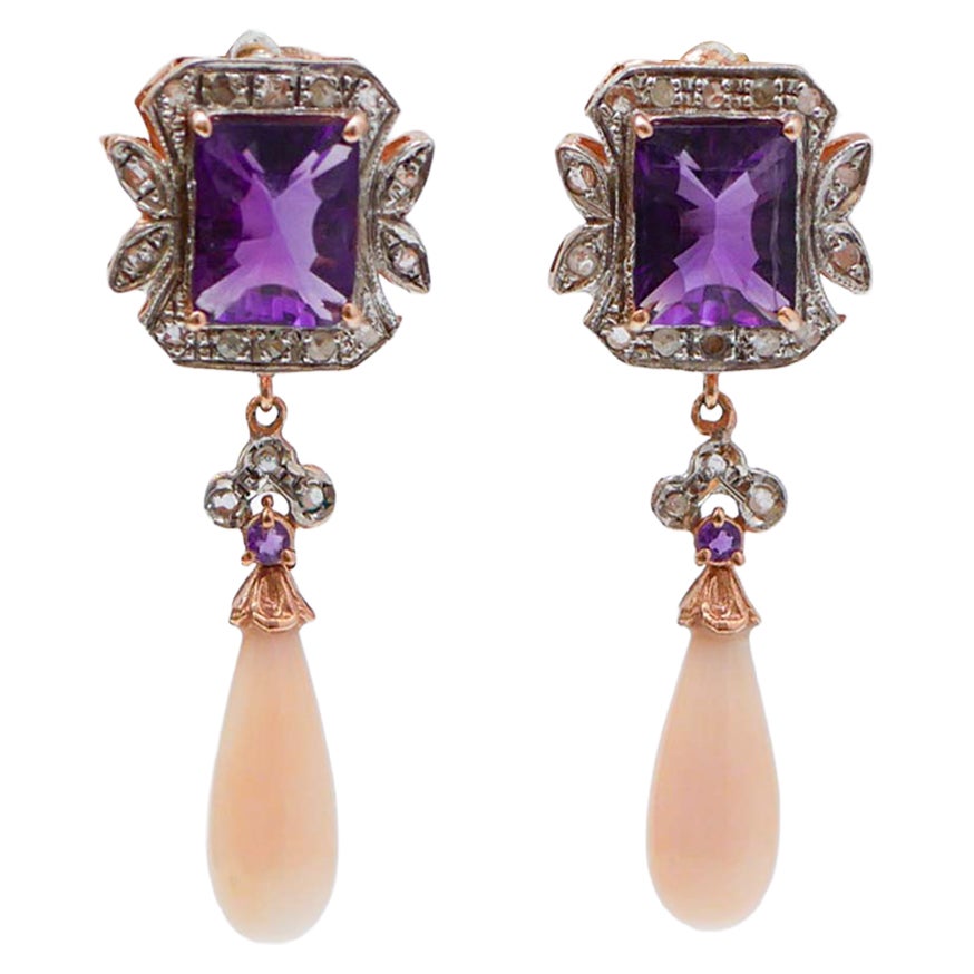 Orecchini con corallo, ametiste, diamanti, oro rosa e argento.