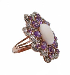 Anello in corallo, ametiste, diamanti, oro rosa e argento.
