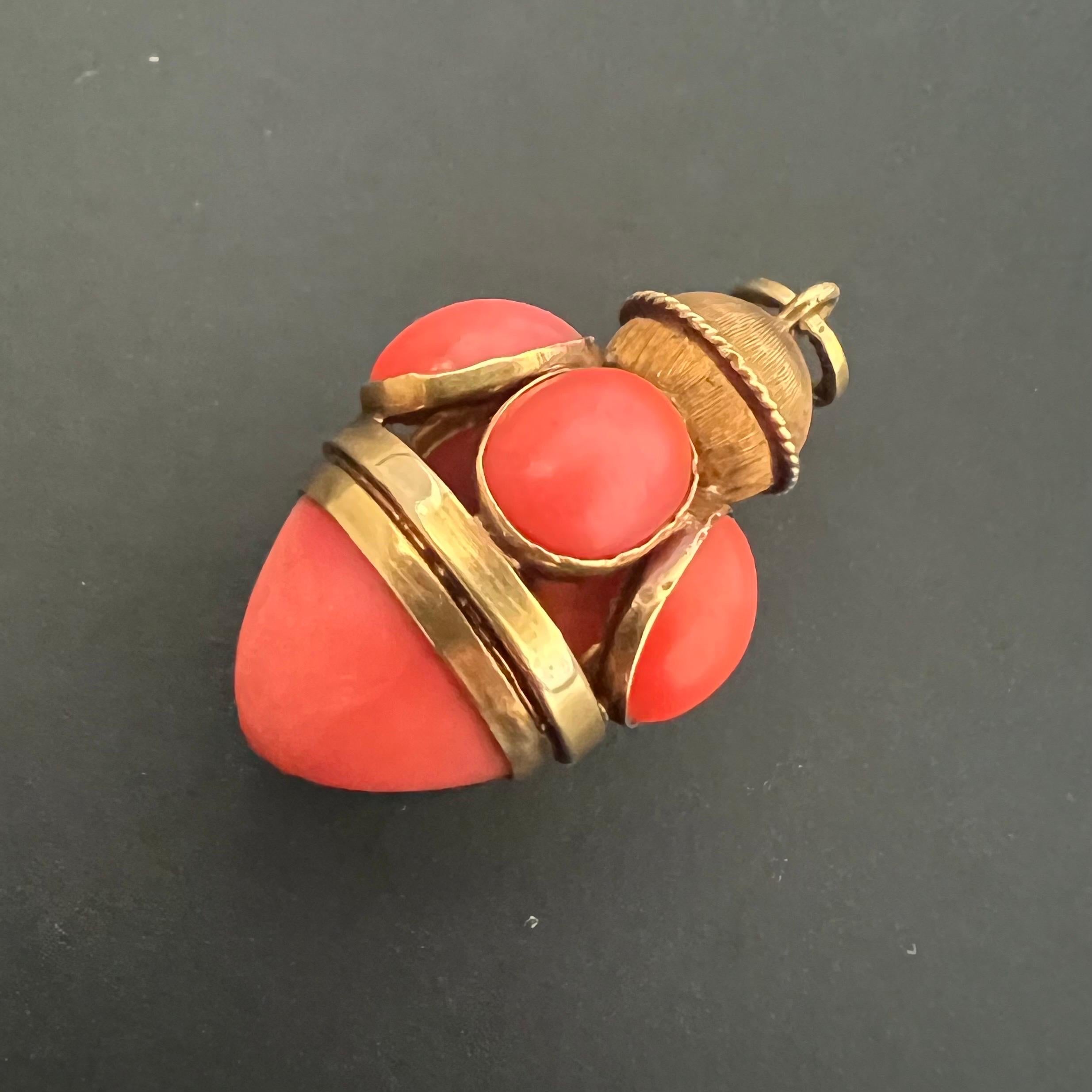 Colgante Farol Vintage de Coral y Oro de 14 Kilates Artesano en venta