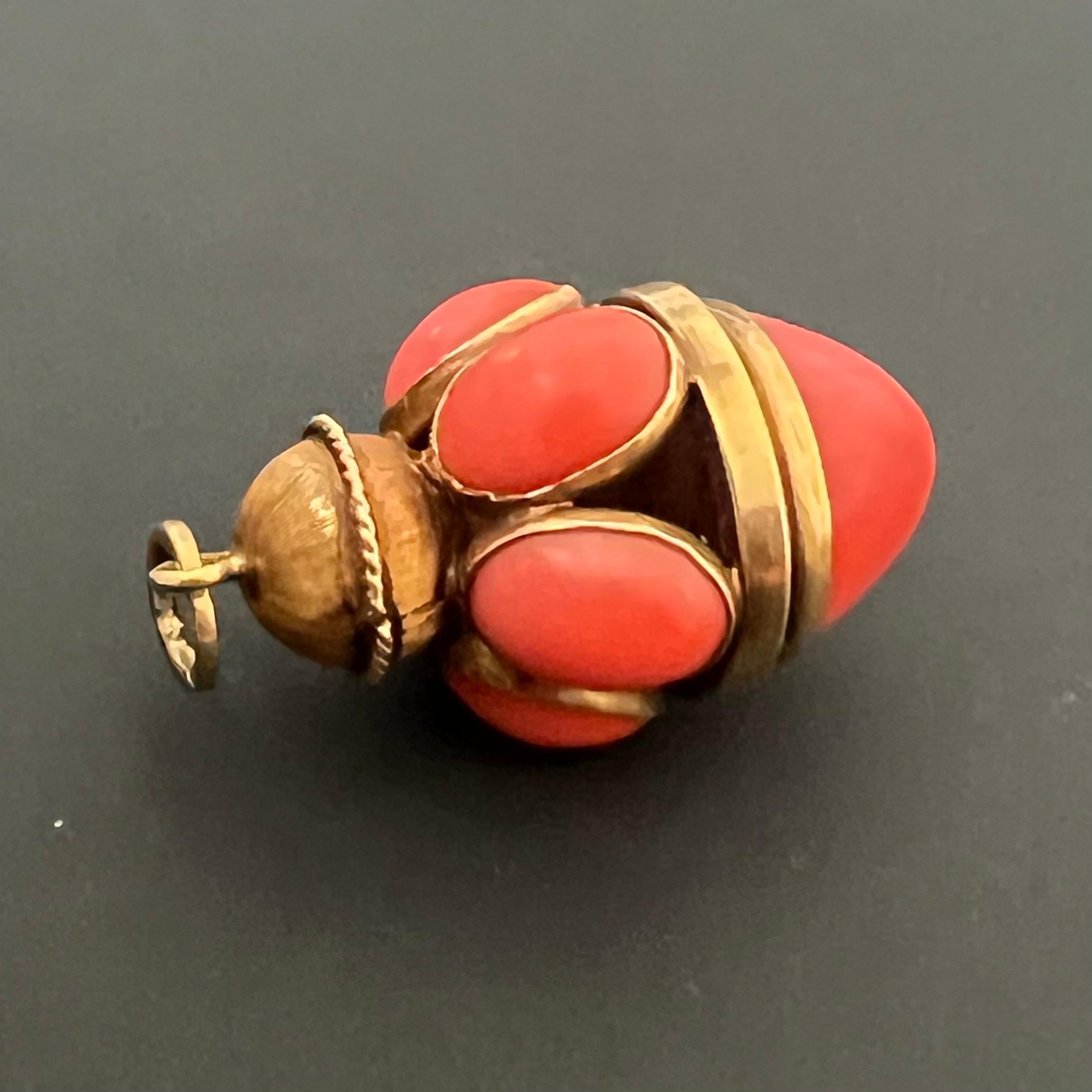 Colgante Farol Vintage de Coral y Oro de 14 Kilates Cabujón en venta