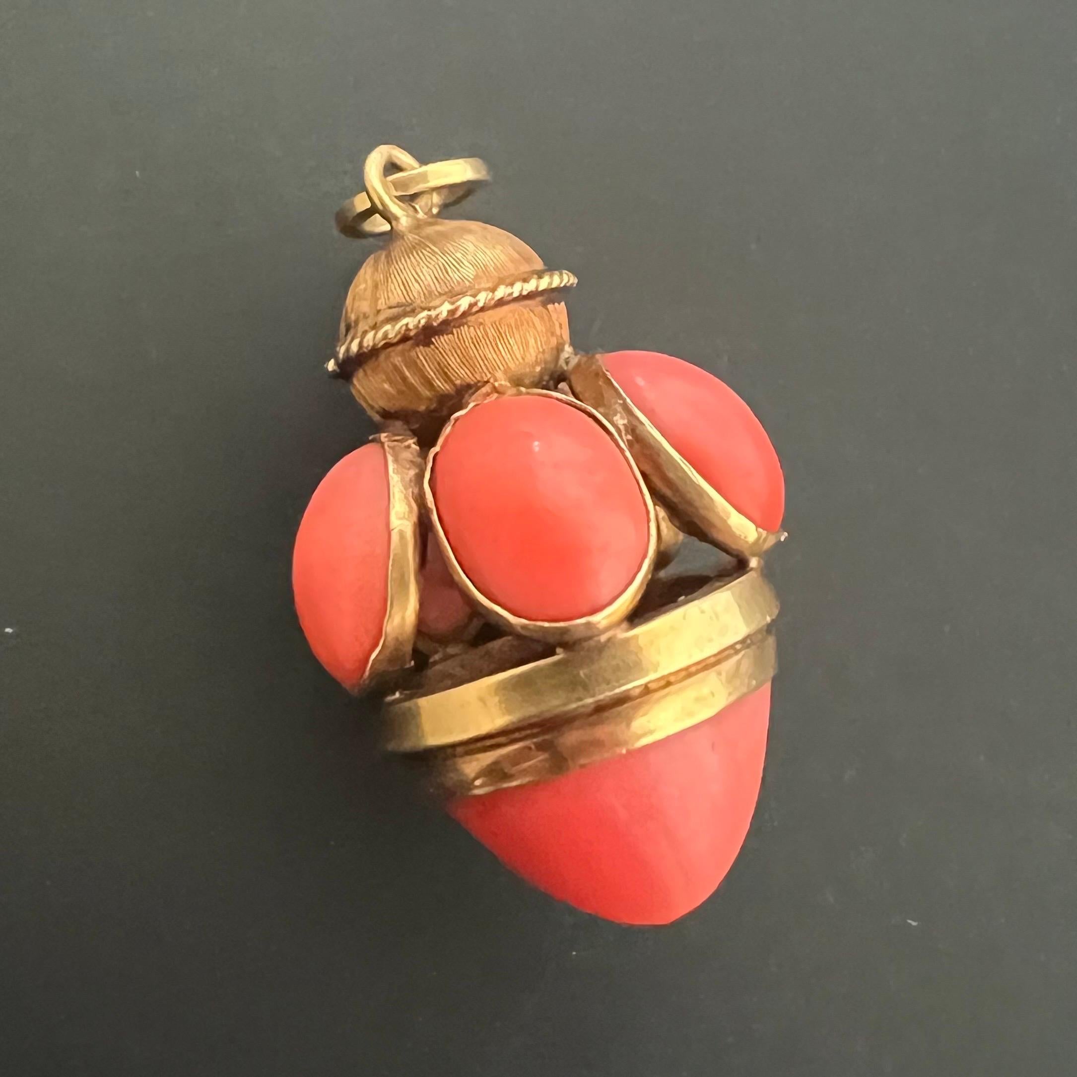 Femenino o masculino Colgante Farol Vintage de Coral y Oro de 14 Kilates en venta