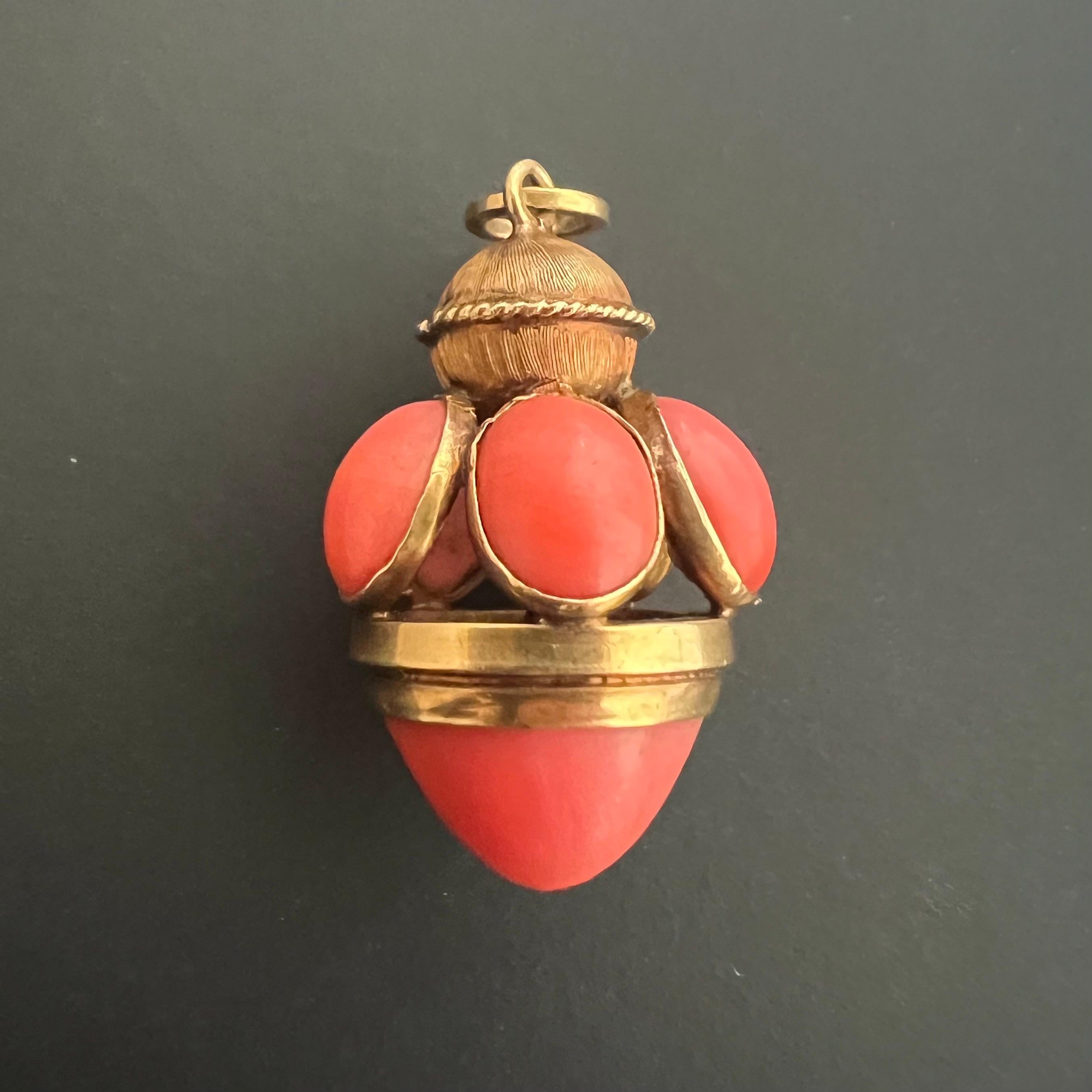 Colgante Farol Vintage de Coral y Oro de 14 Kilates en venta 1