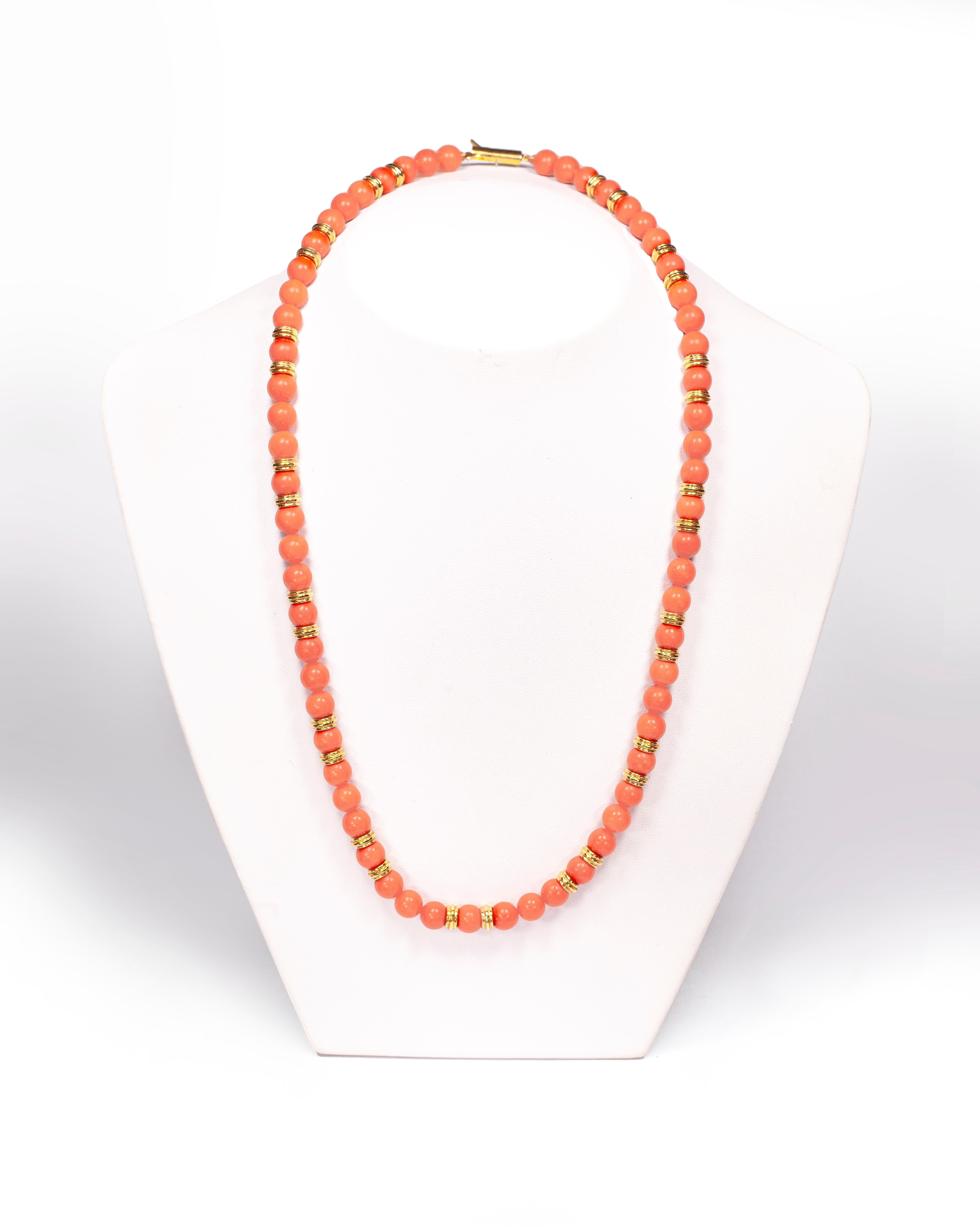 Coral and 18 Carat Yellow Gold Bead Necklace In Good Condition For Sale In London, GB