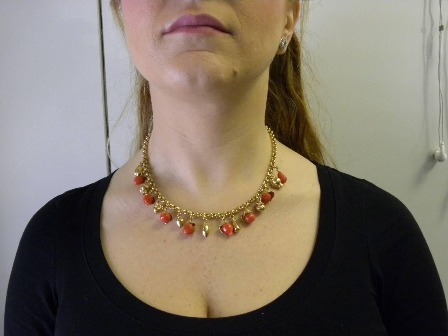 Collier de fruits en corail et or jaune 18 carats Neuf - En vente à Milano, Lombardia