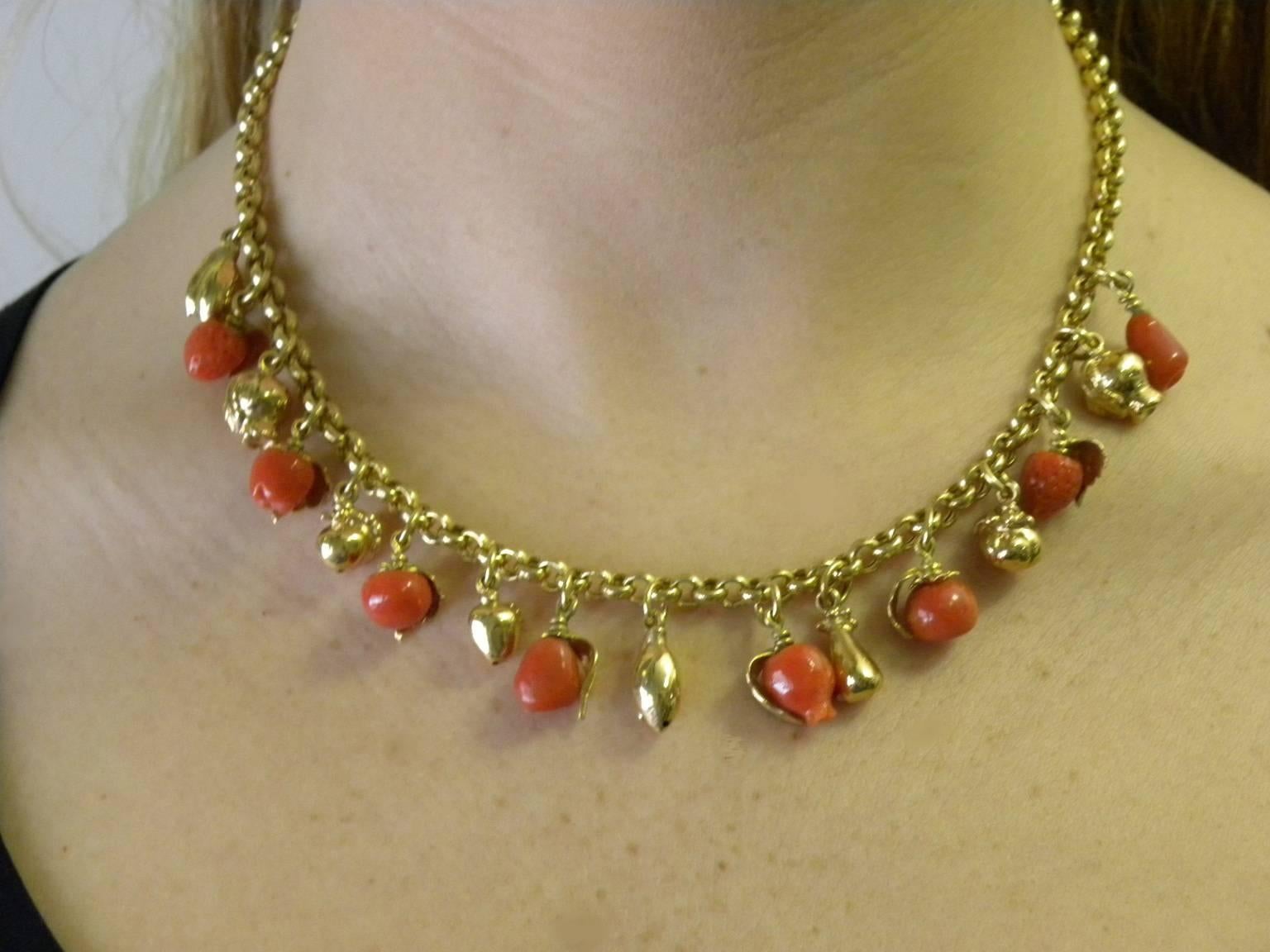 Coral and 18 Karat Yellow Gold Fruit Necklace In New Condition For Sale In Milano, Lombardia