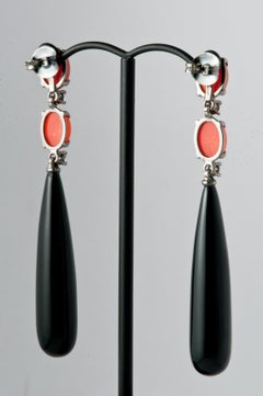 Boucles d'oreilles chandelier en or noir, corail et agate noire avec diamants