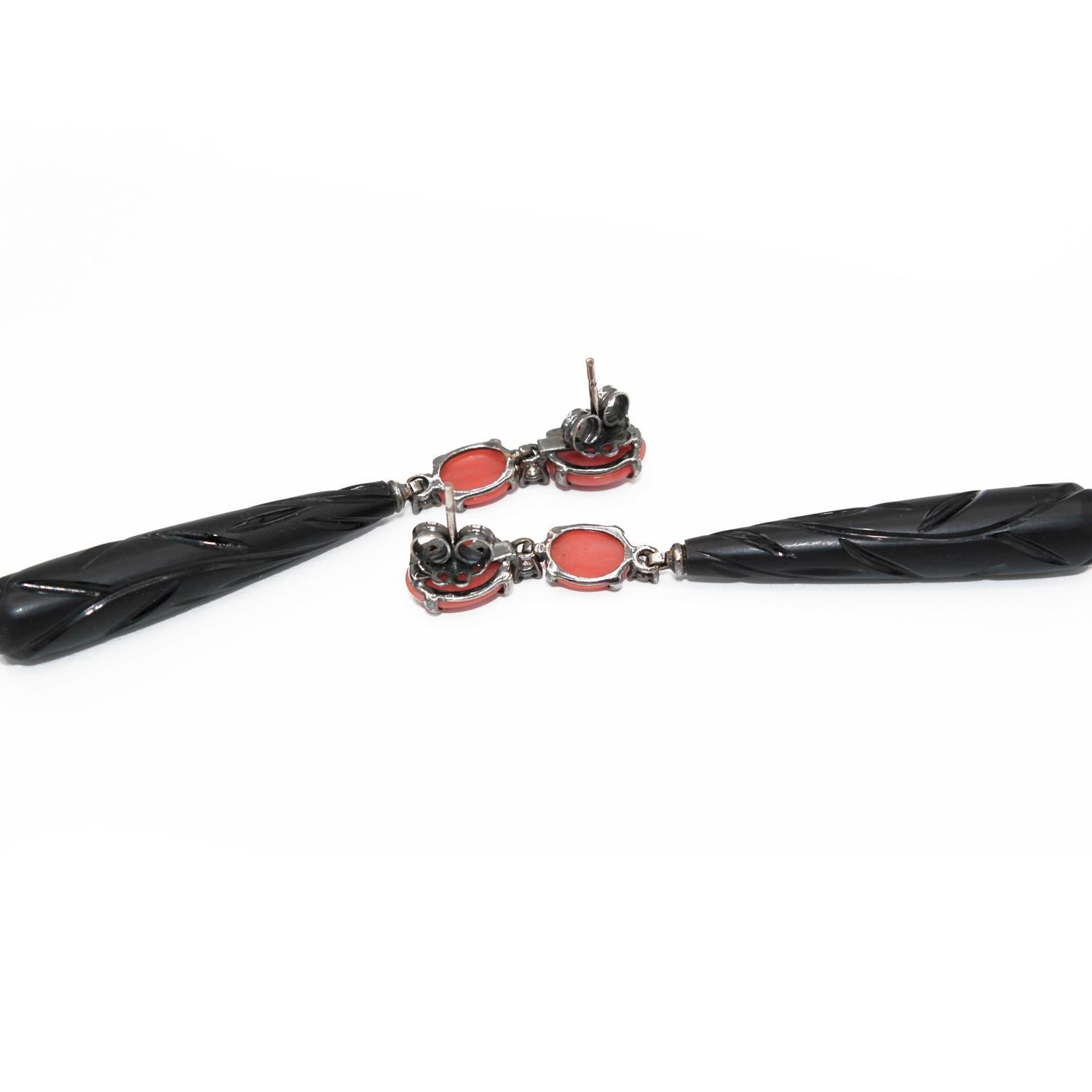 Pear Cut Coral and Black Agate 18 Karat Gold Drop Earring For Sale