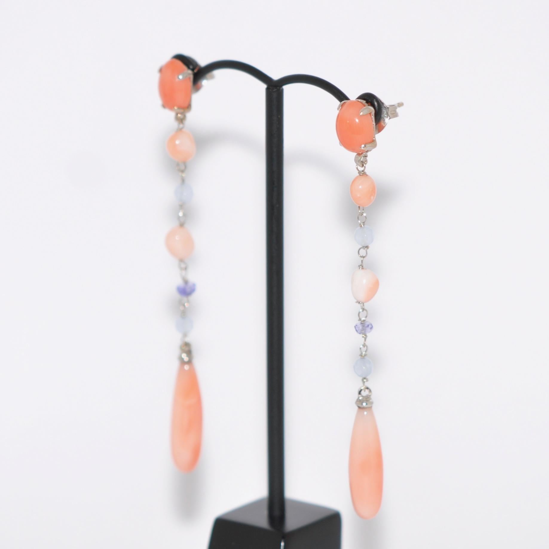 Discover this Coral and Chalcedony on White Gold 18 Karat Chandelier Earrings.
Coral
Chalcedony
White Gold 18K
