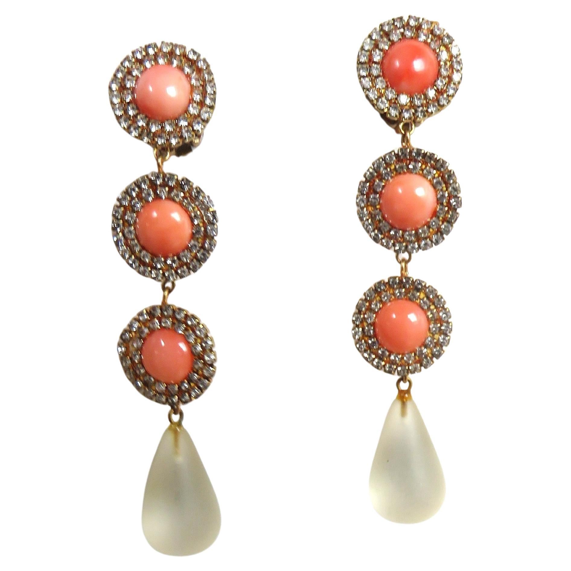 Taglio rotondo Orecchini a goccia in corallo e cristalli anni '80 in vendita