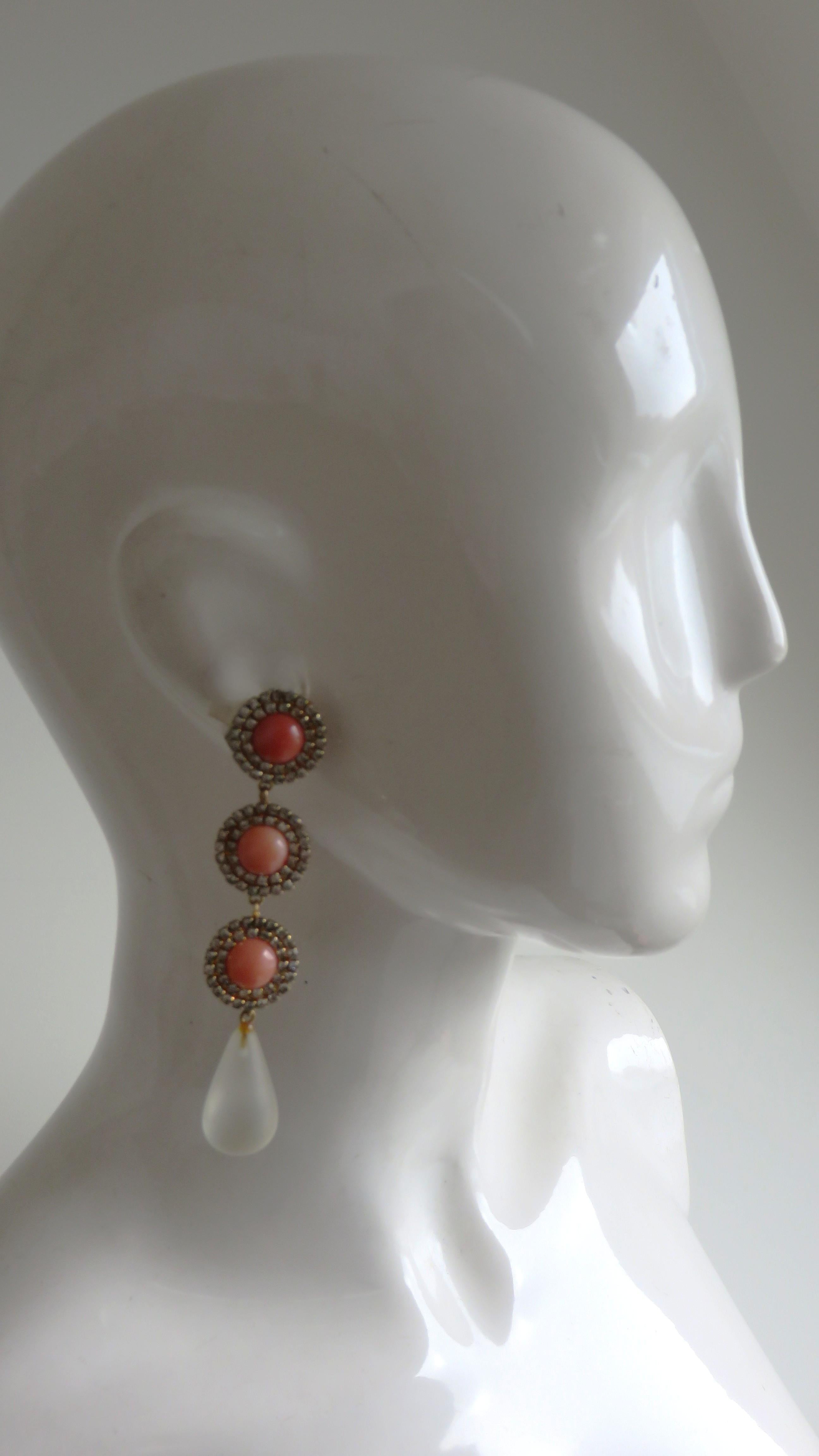 Orecchini a goccia in corallo e cristalli anni '80 In condizioni buone in vendita a Water Mill, NY