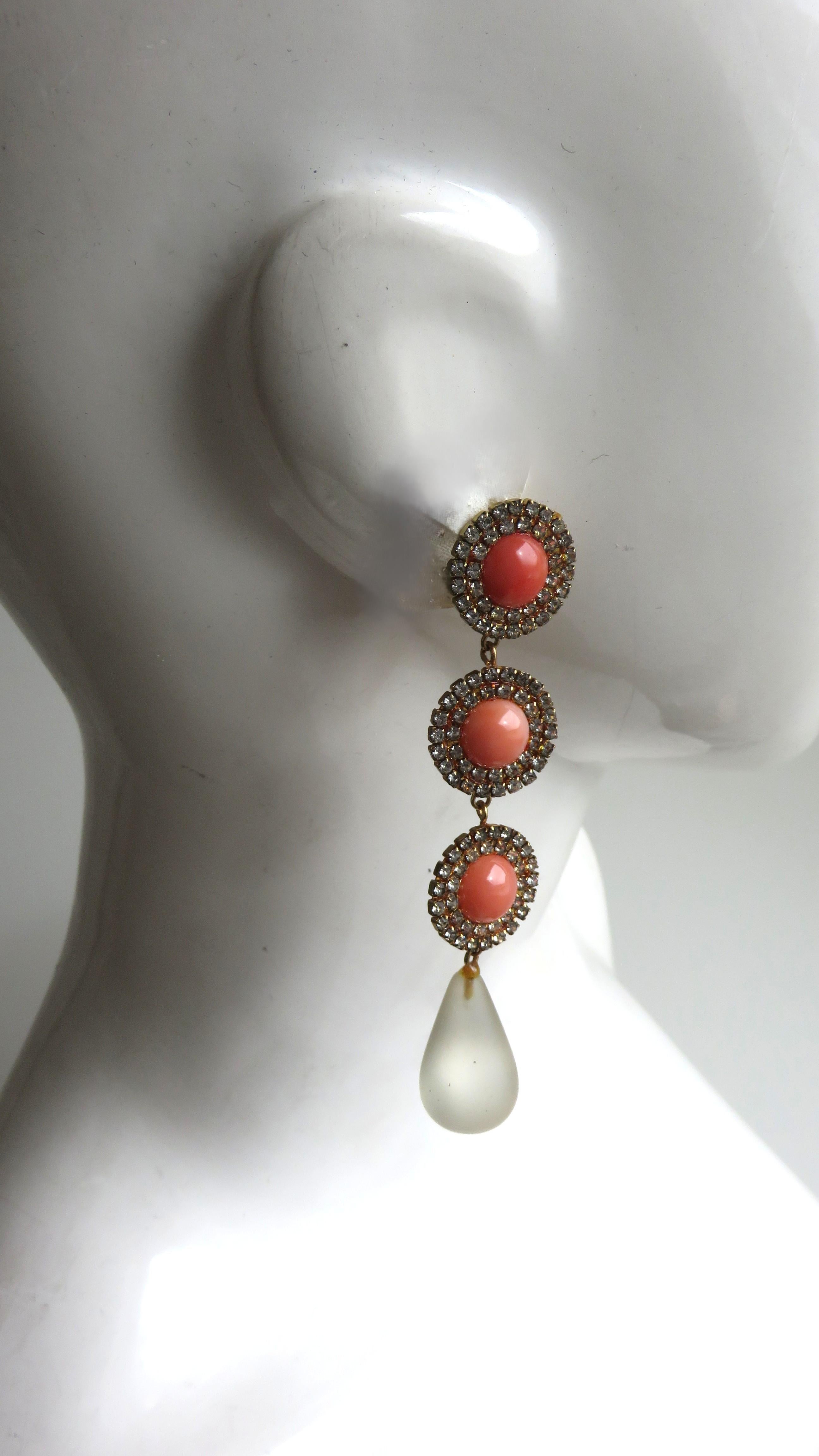 Donna Orecchini a goccia in corallo e cristalli anni '80 in vendita