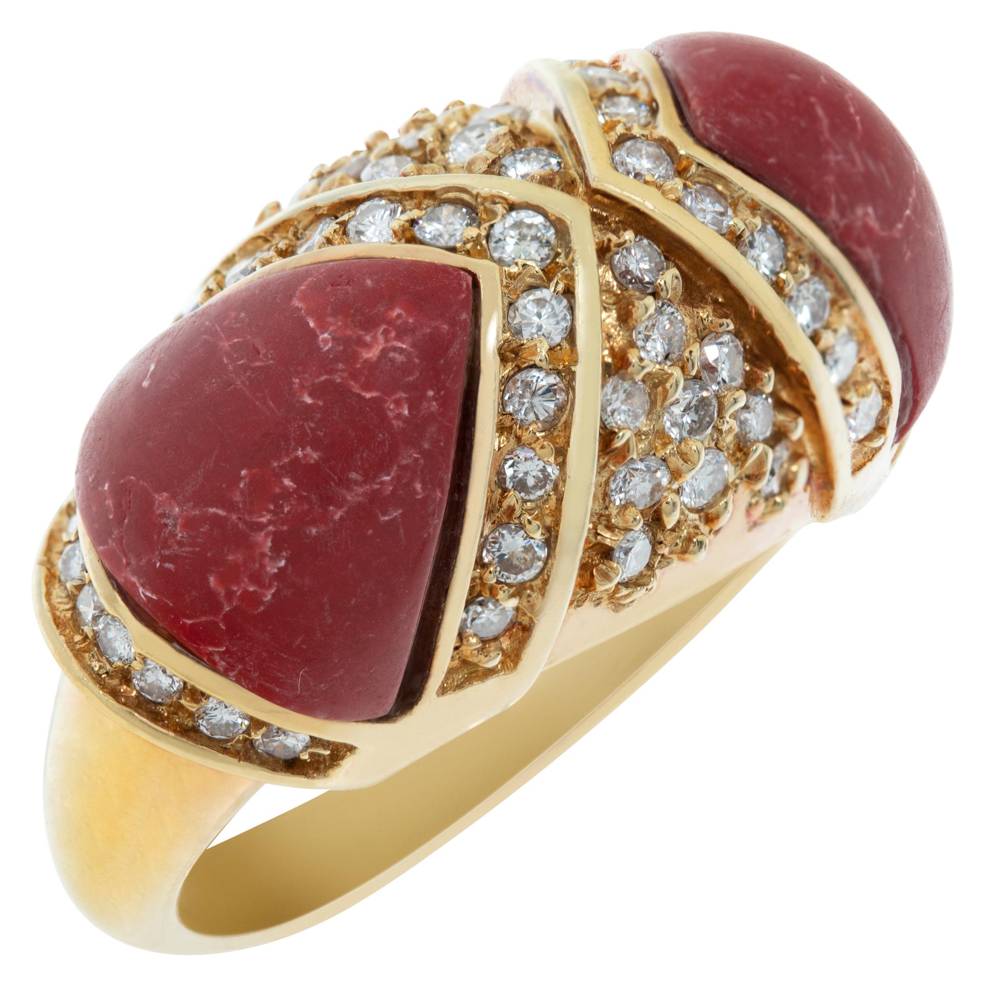 Bague en corail et diamant en or jaune 18k Excellent état - En vente à Surfside, FL