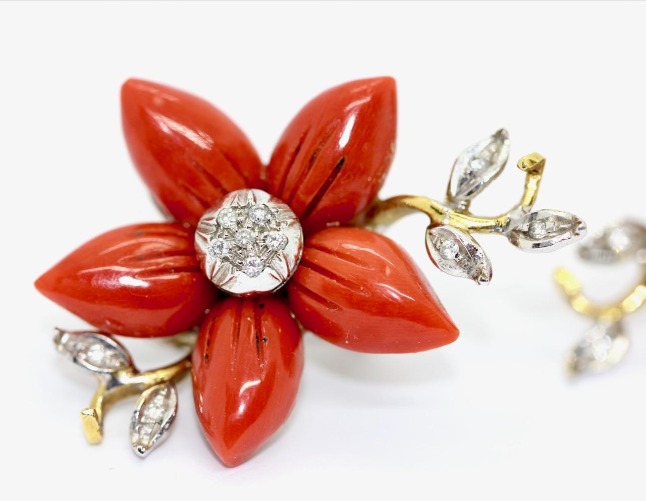 Coral and Diamond Earrings, Ear Studs, Clips, Floral Design, 18 Karat Gold.  In Good Condition For Sale In Berlin, DE