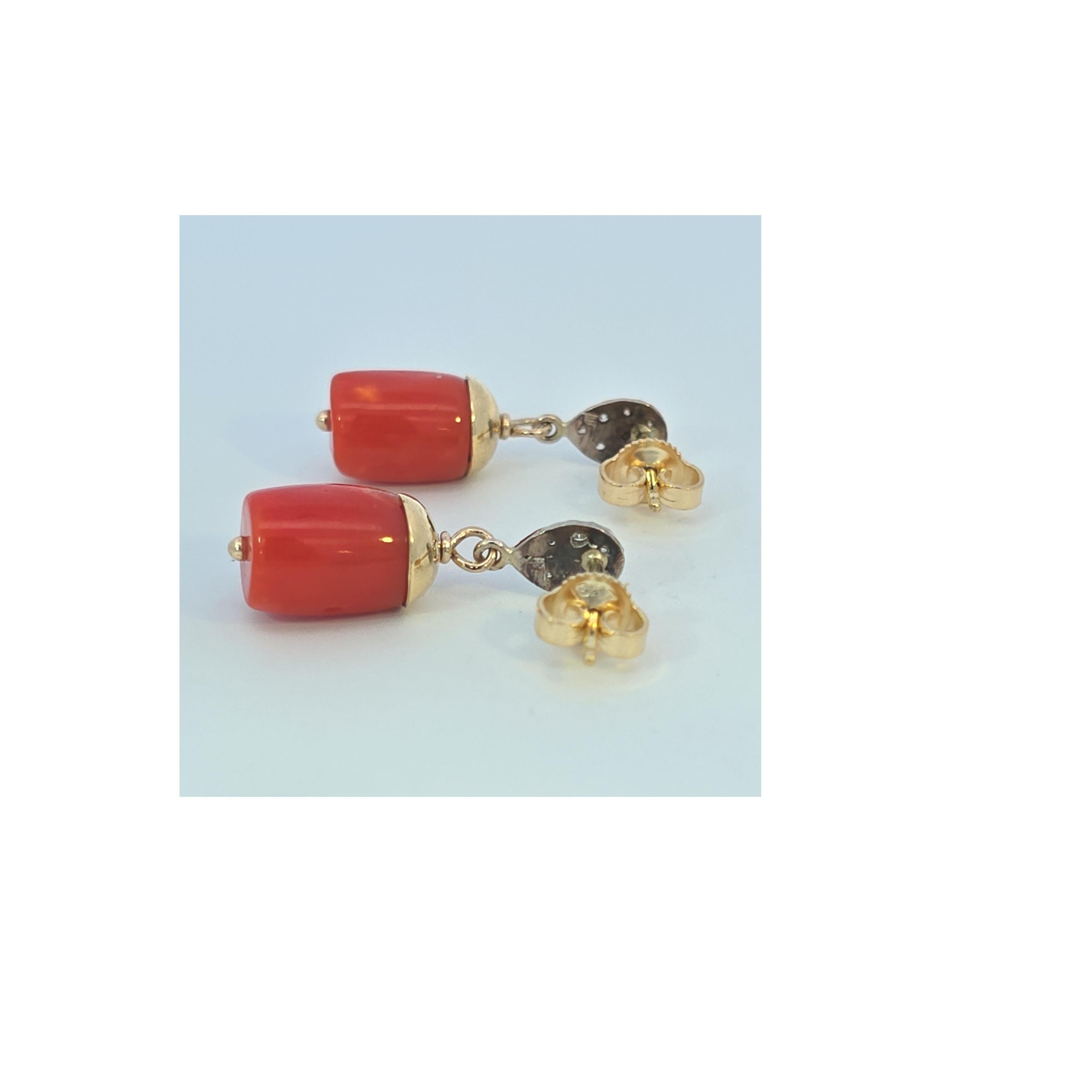 da uomo o donna Coral and Diamond Earrings in 18 Karat Yellow Gold in vendita
