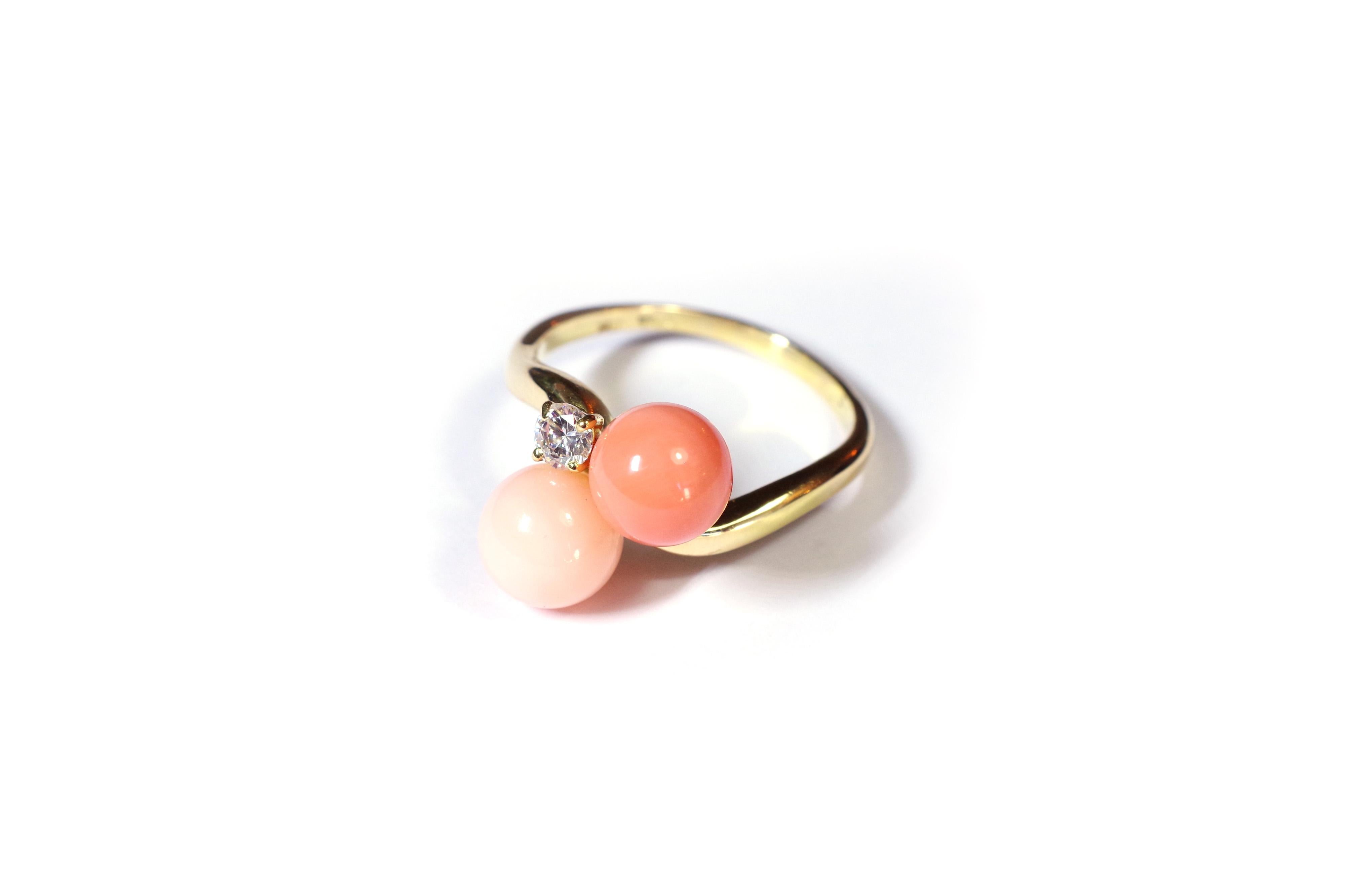 Coral and Diamond Ring in 18k Gold, Angel Skin Coral In Fair Condition In PARIS, FR