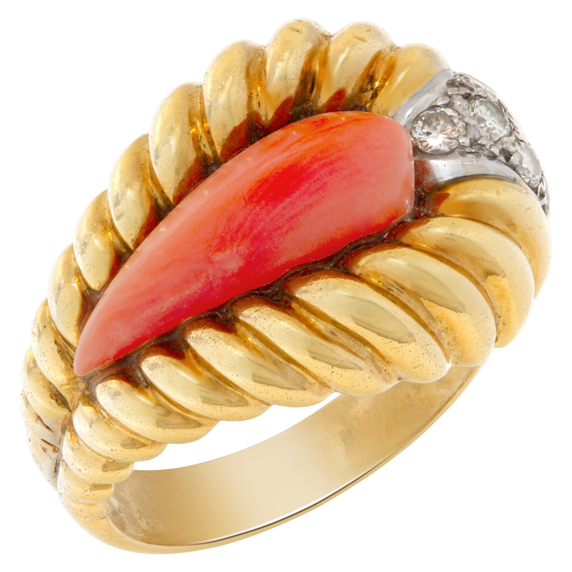 Koralle und Diamantring aus 18 Karat Gelbgold im Zustand „Hervorragend“ in Surfside, FL