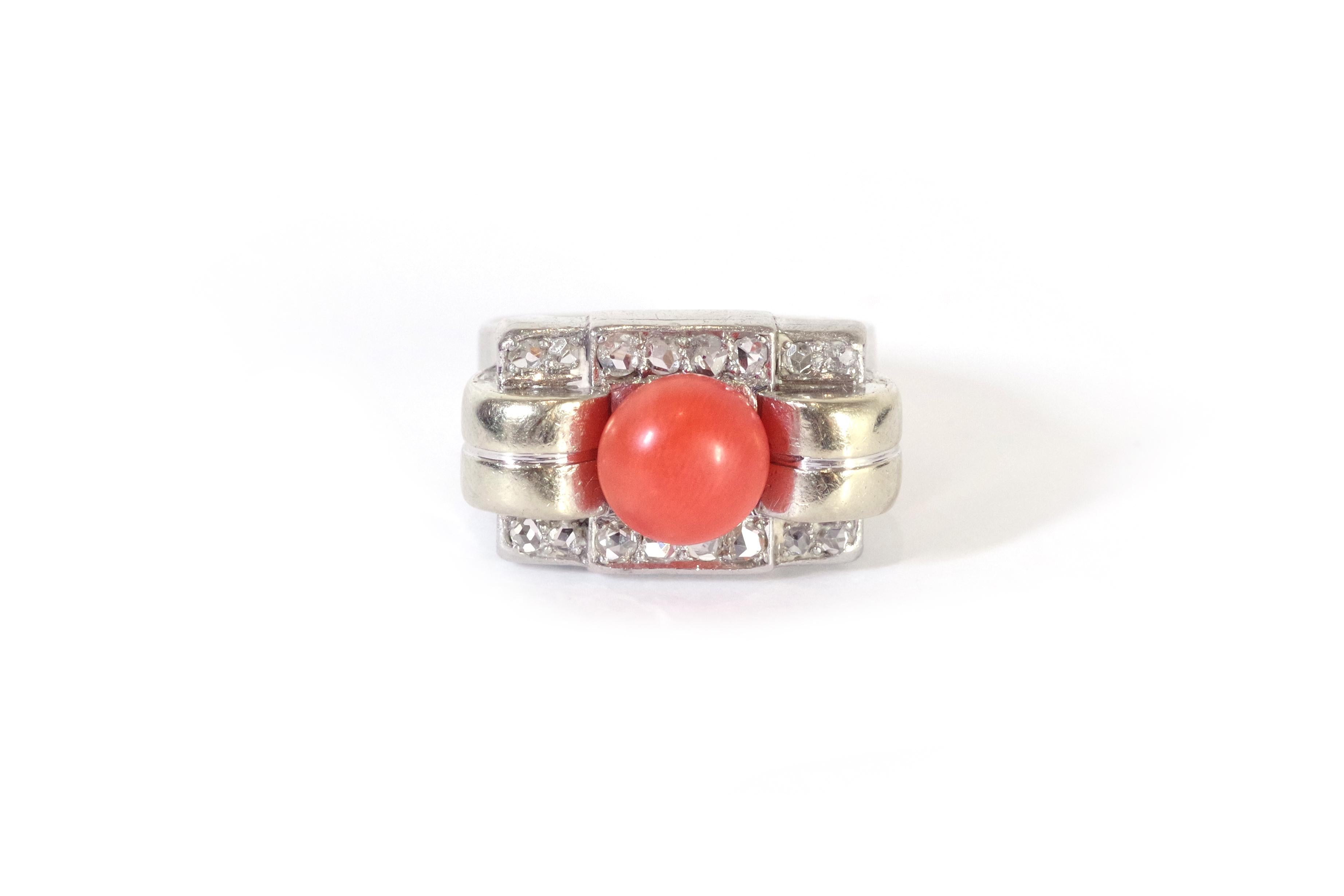 Bague en corail Tank diamant en or blanc 18 carats et platine. La bague est centrée sur une perle de corail orange entourée de deux rouleaux d'or et encadrée par deux lignes de huit diamants taillés en rose (seize au total). Les bijoux présentent