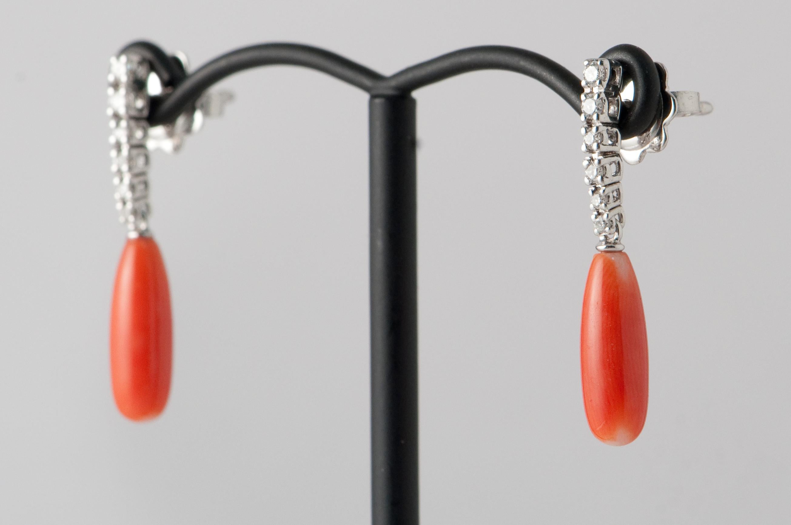 Discover this coral and diamond 0.14 ct mouted on White Gold 
white gold 18 ct weight gold 1.82 gr
coral 1,2 cm 
6 diamonds 0.14 color G
Delicate chandelier Earrings with ALPA clasp system

