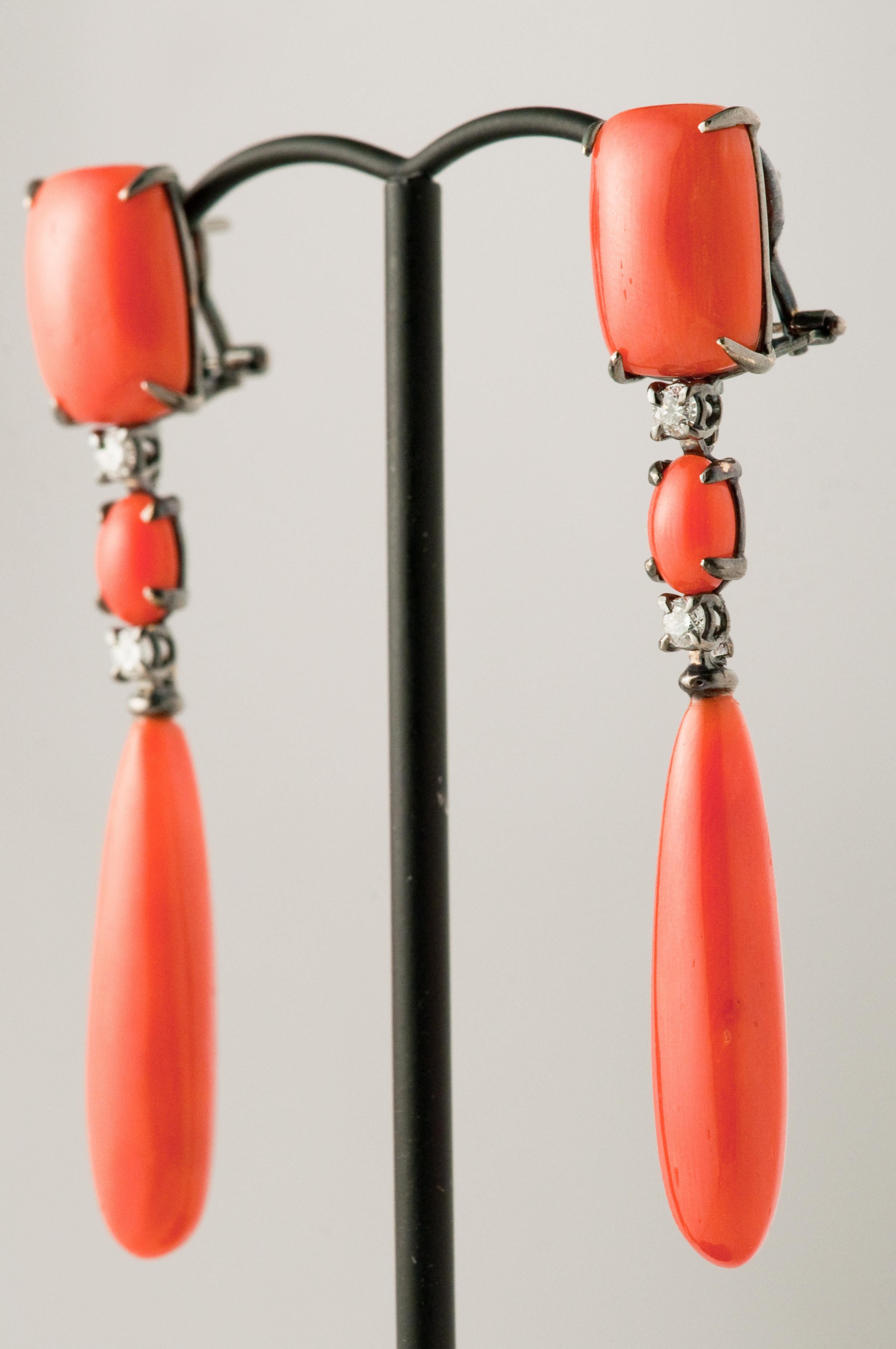 Chandelier Earring With Coral and diamonds 0.32 carats on Black Gold 18 ct.

