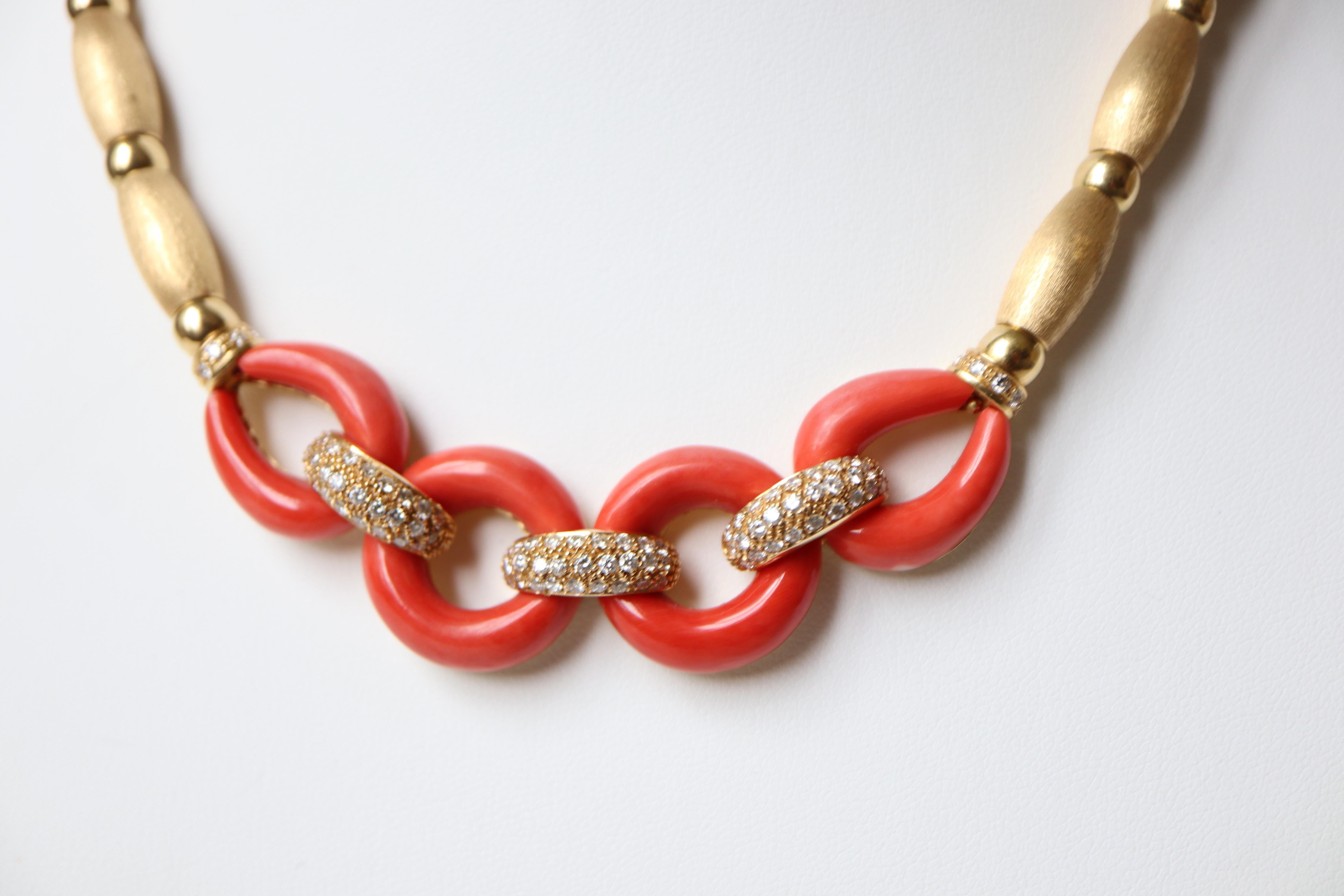 Halskette mit Koralle und Diamanten aus 18 Karat Gelbgold im Zustand „Gut“ im Angebot in Paris, FR