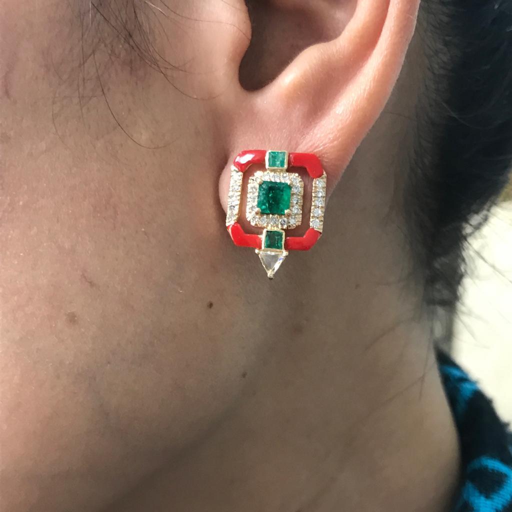 Clous d'oreilles corail et émeraude en or jaune 18 carats Neuf - En vente à Bangkok, Thailand