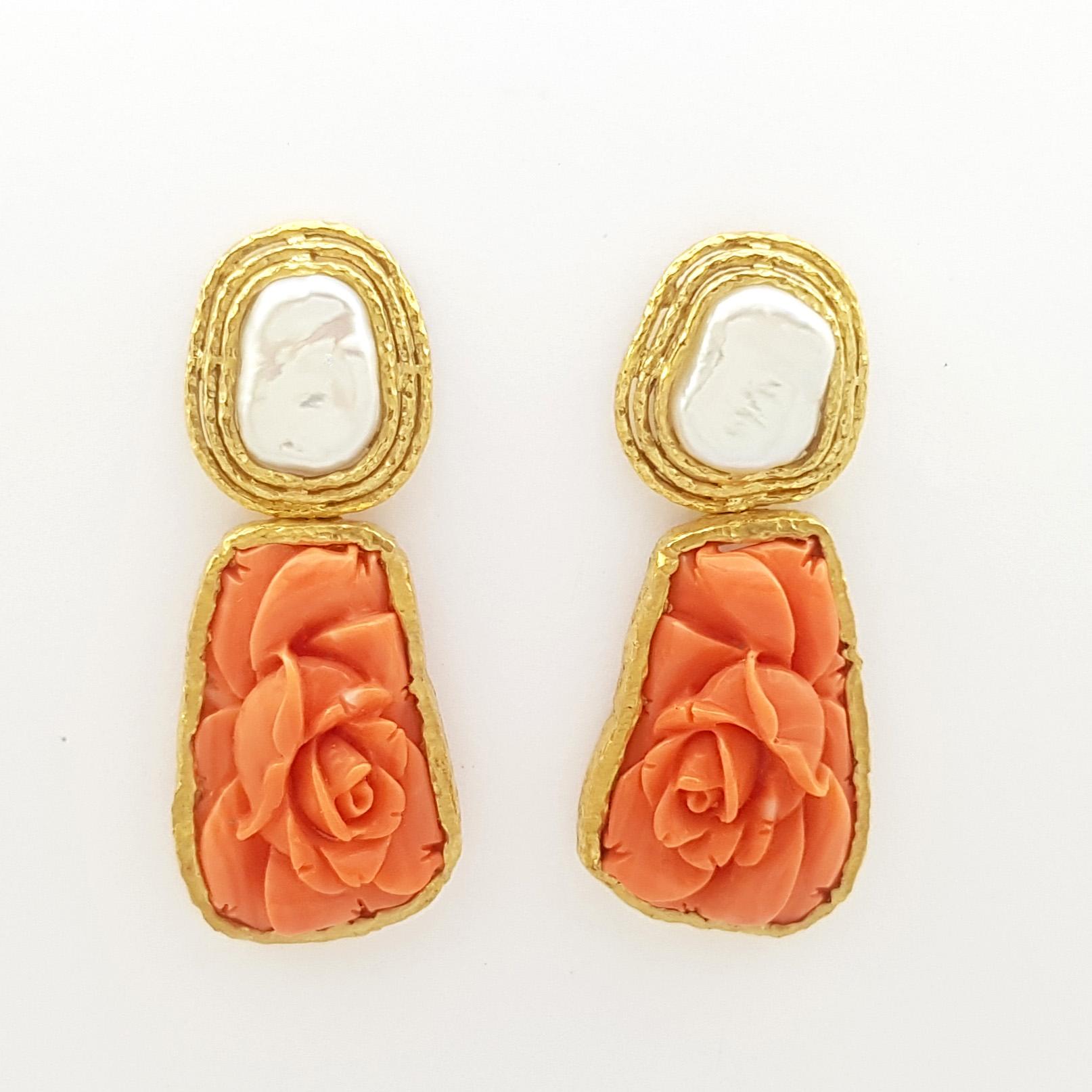 Coral and Fresh Water Pearl Earrings set in 18K Gold Settings In New Condition For Sale In Bangkok, TH
