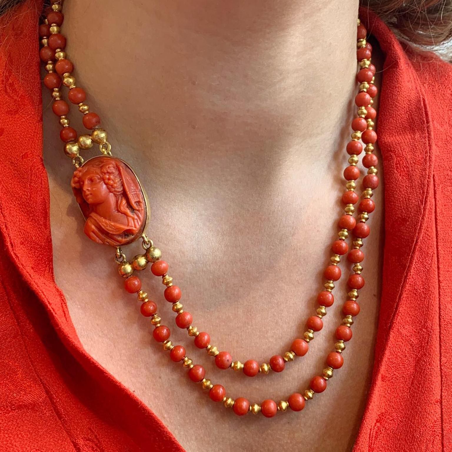 Kamee-Halskette aus Koralle und Gold im Zustand „Gut“ im Angebot in Amsterdam, NL